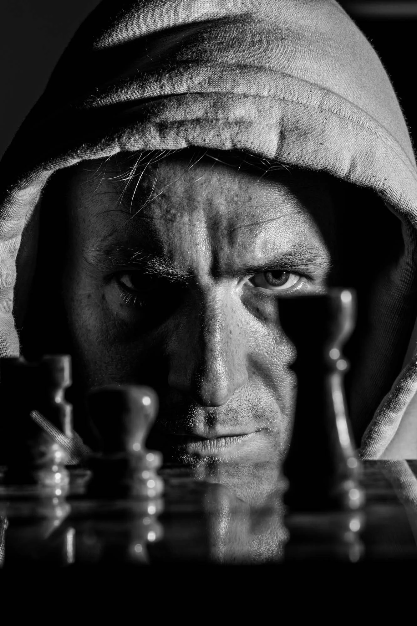 Portret van fotograaf Olivier Leysen in casual stijl, poserend naast een vintage tas – professioneel fotograaf voor branding en lifestyle beelden.