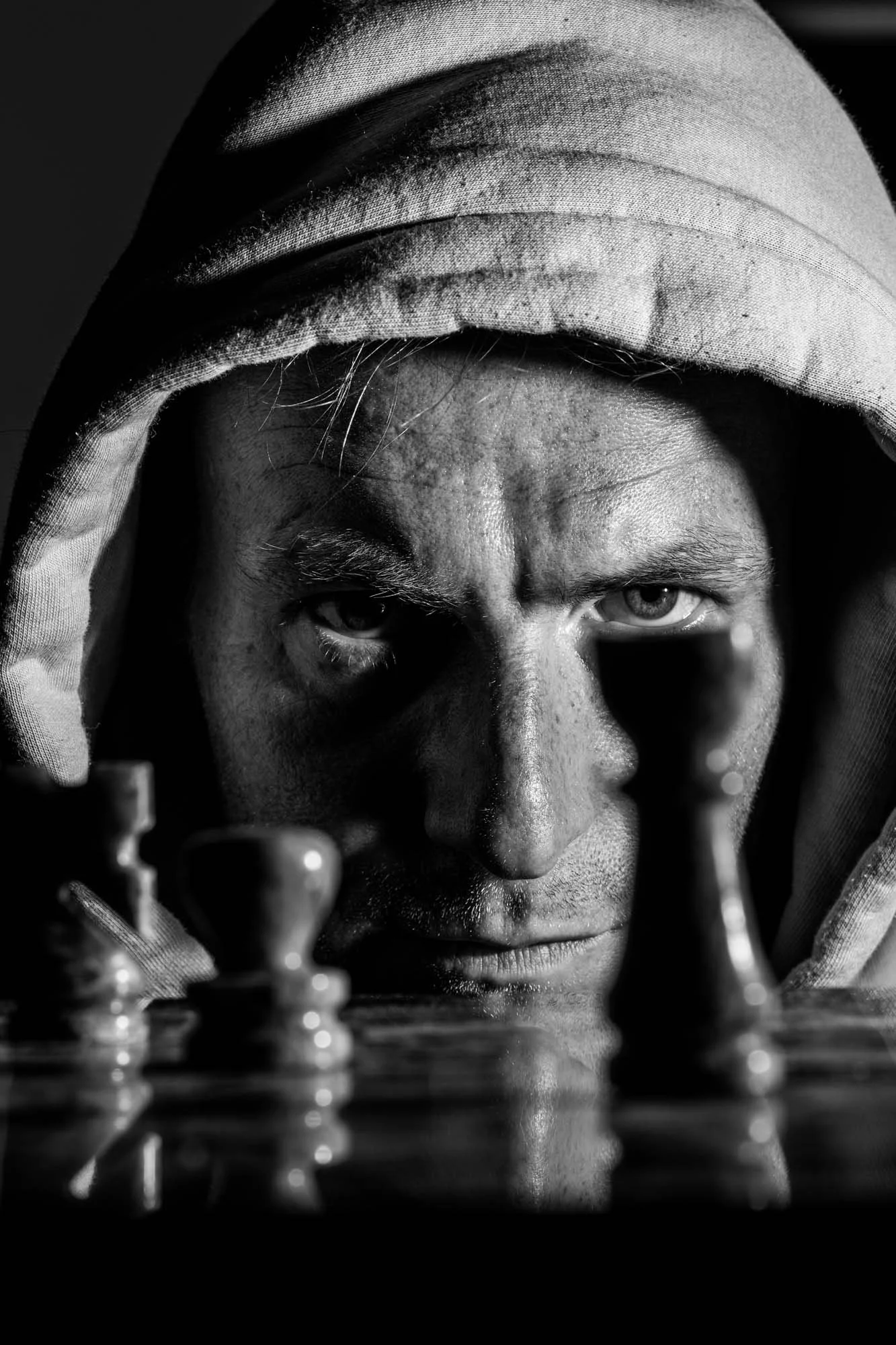 Portret van fotograaf Olivier Leysen in casual stijl, poserend naast een vintage tas – professioneel fotograaf voor branding en lifestyle beelden.