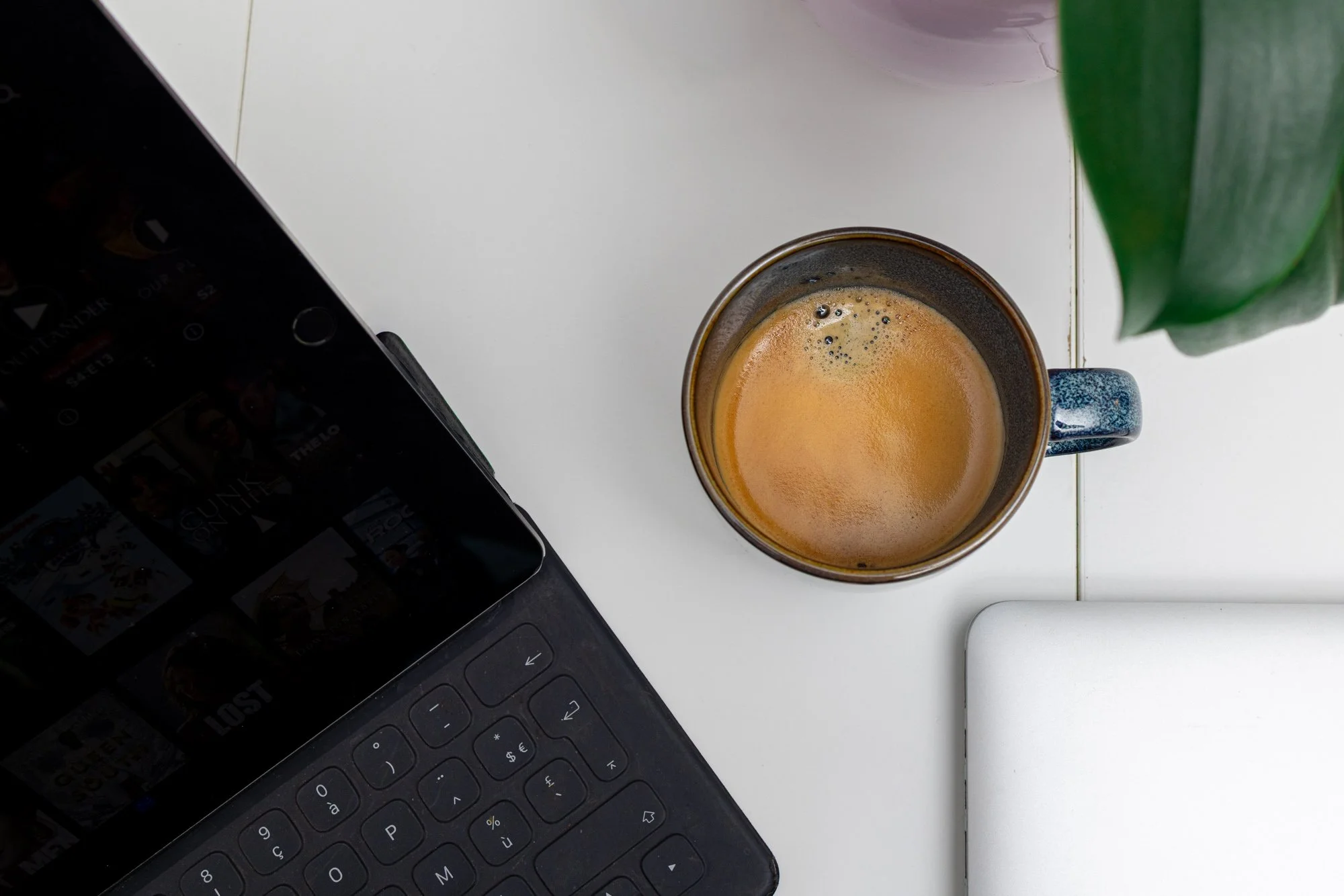minimal-workspace-laptop-coffee-stock-photo-20.jpg