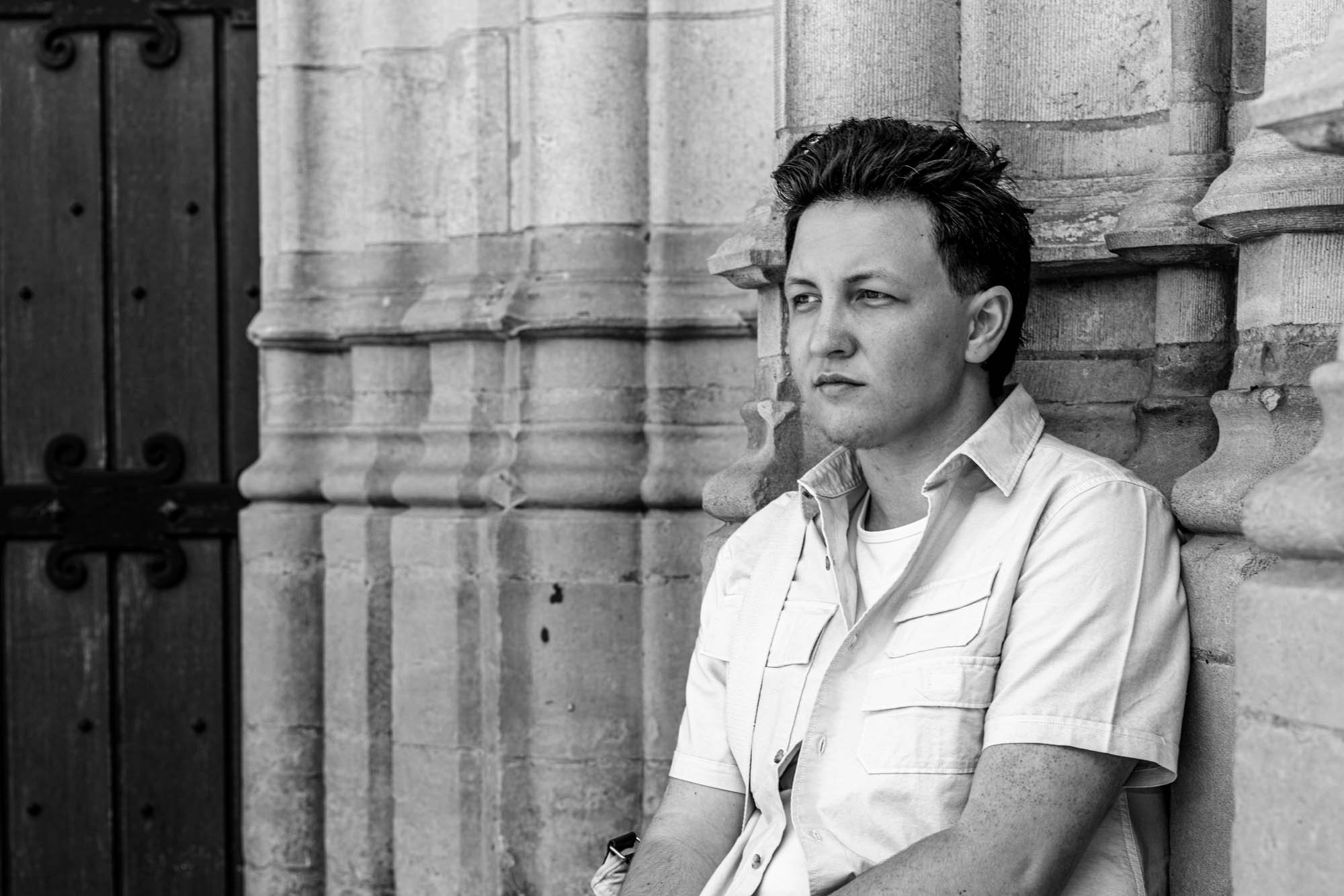 artistiek zwart wit portret van Alex verspecht, genomen aan de inkom van de sint Rombouts kathedraal.