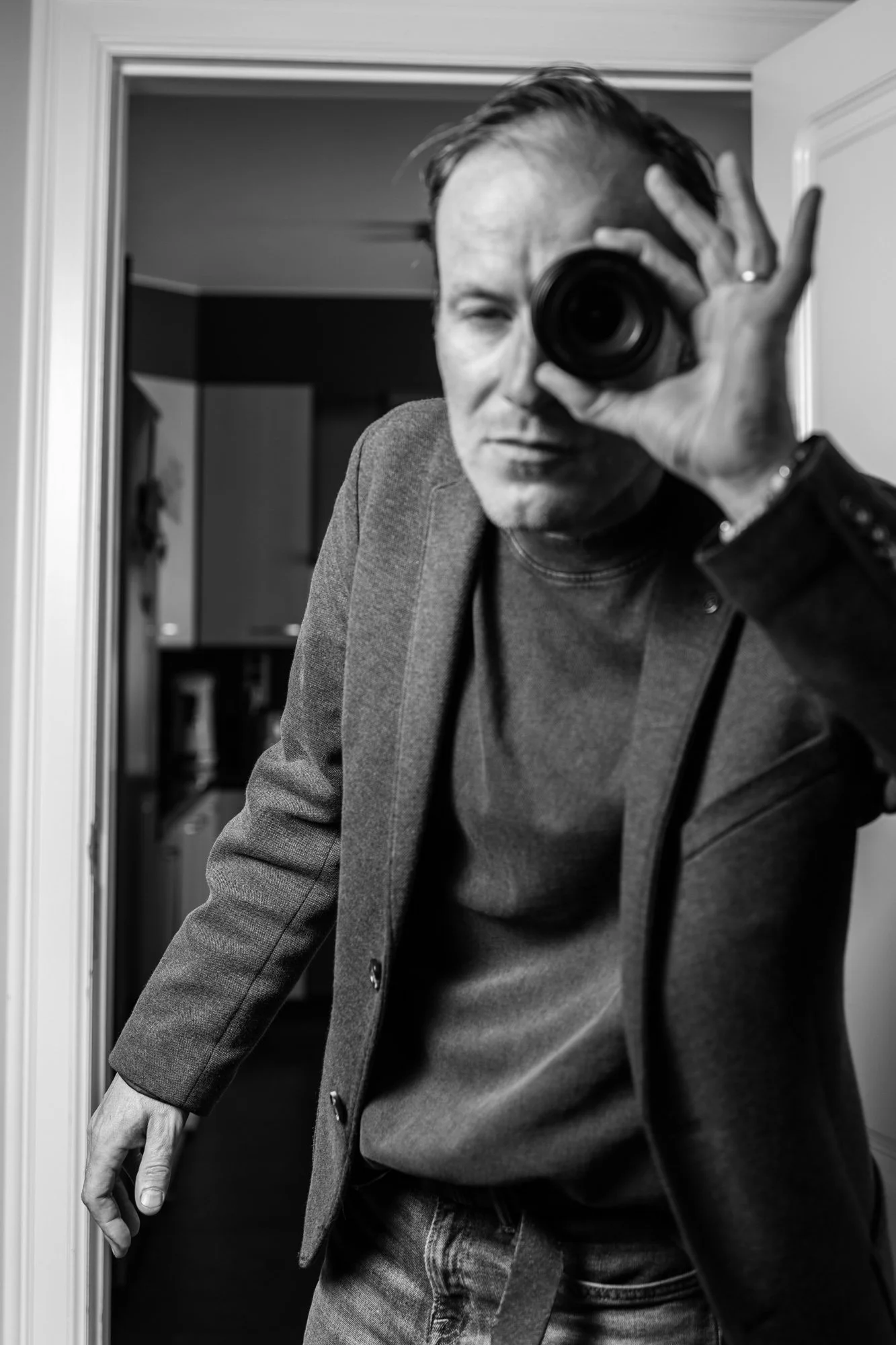 Funny picture branding portrait photographer Olivier Leysen with camera lens