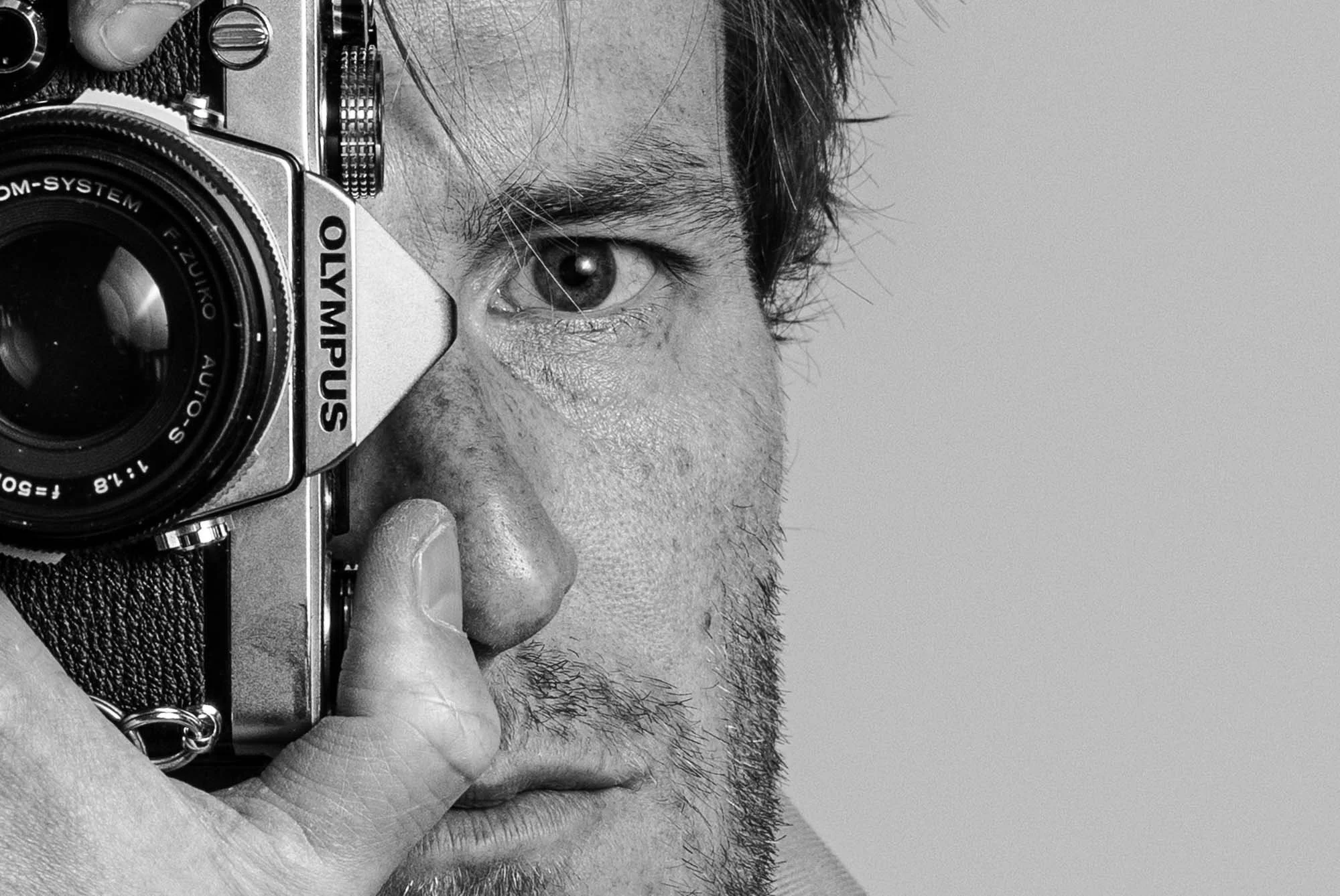 selfportret of Photographer Olivier Leysen with his Olympus analog Camera