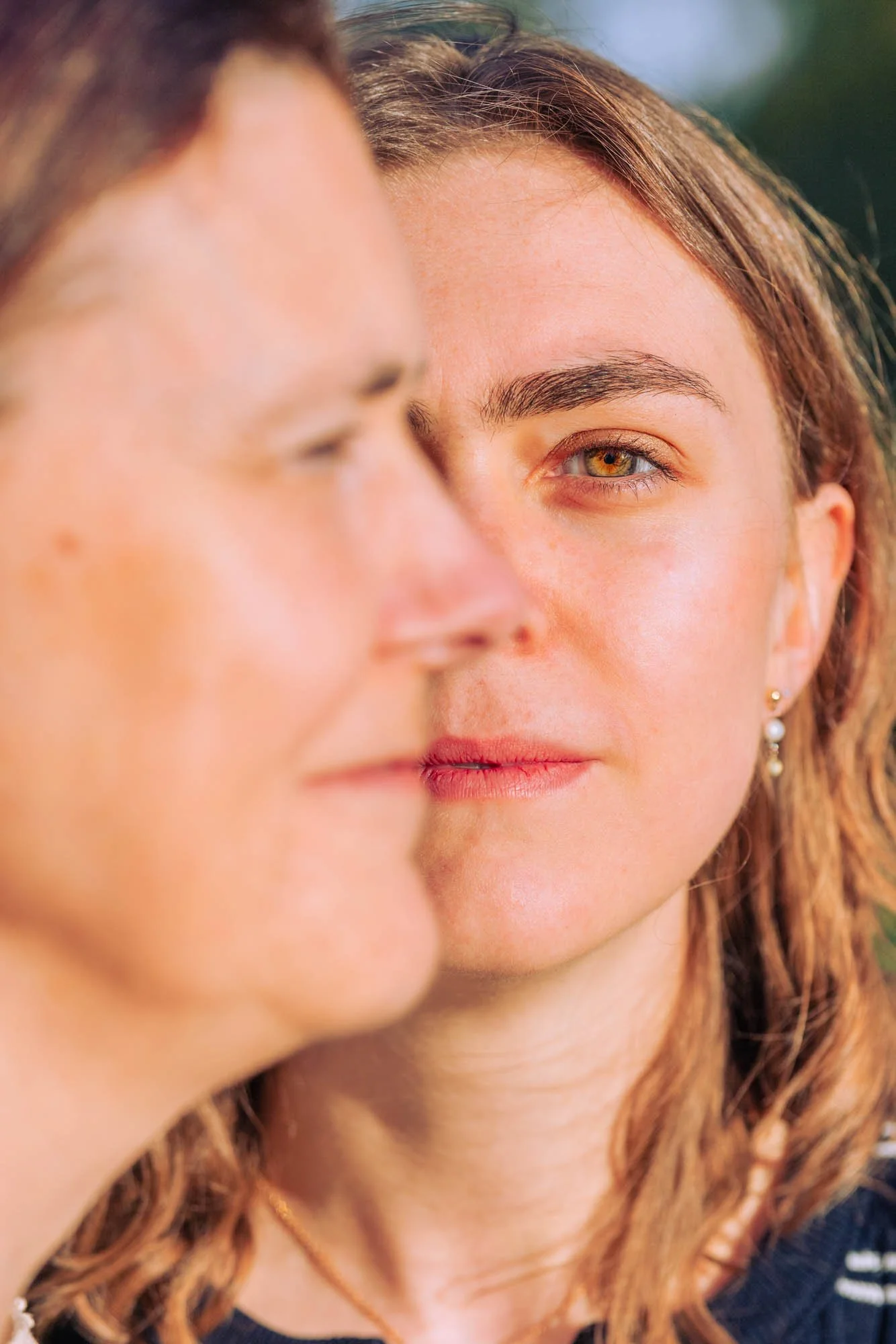 Creatieve close-up moeder en dochter, spontane familiefoto door leysen photography, fotograaf uit rijmenam, mechelen, keerbergen
