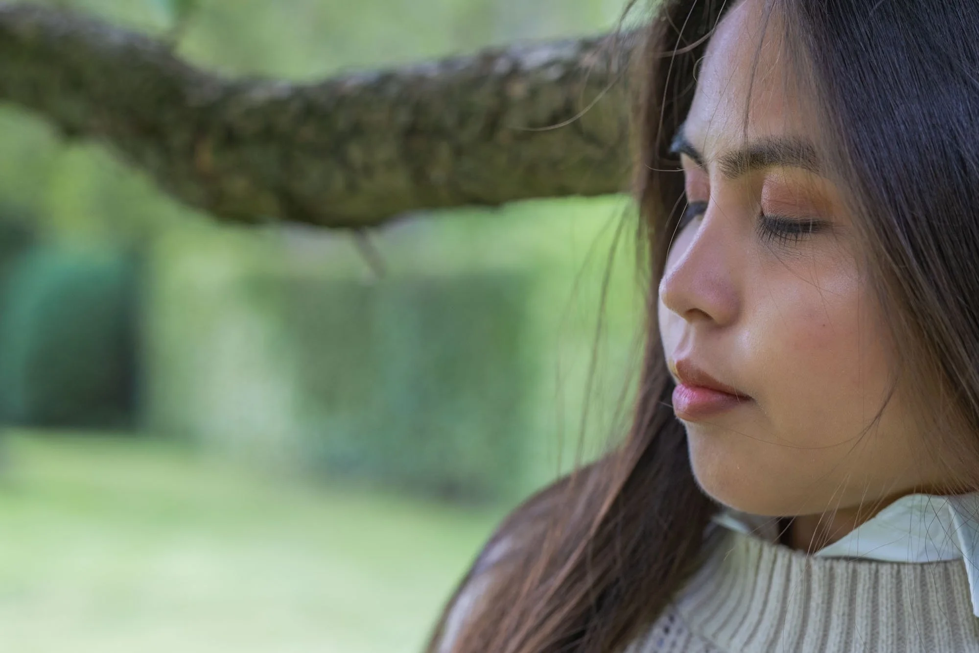 Artistiek portret in Rijmenam – vrouwelijke close-up met zachte expressie, natuurlijk licht en serene uitstraling
