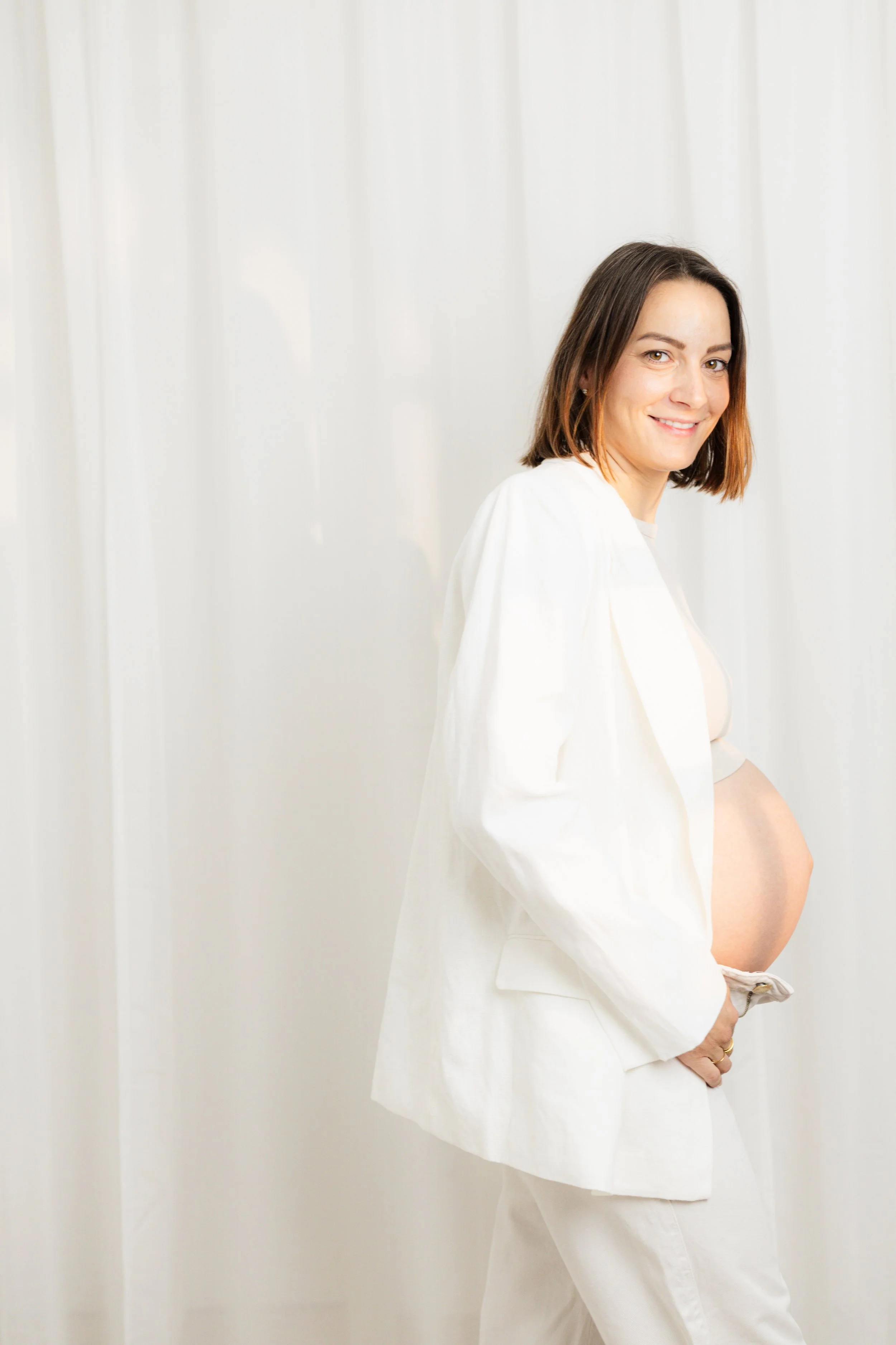 werdende Mama im lässigen Look im Studio Setting
