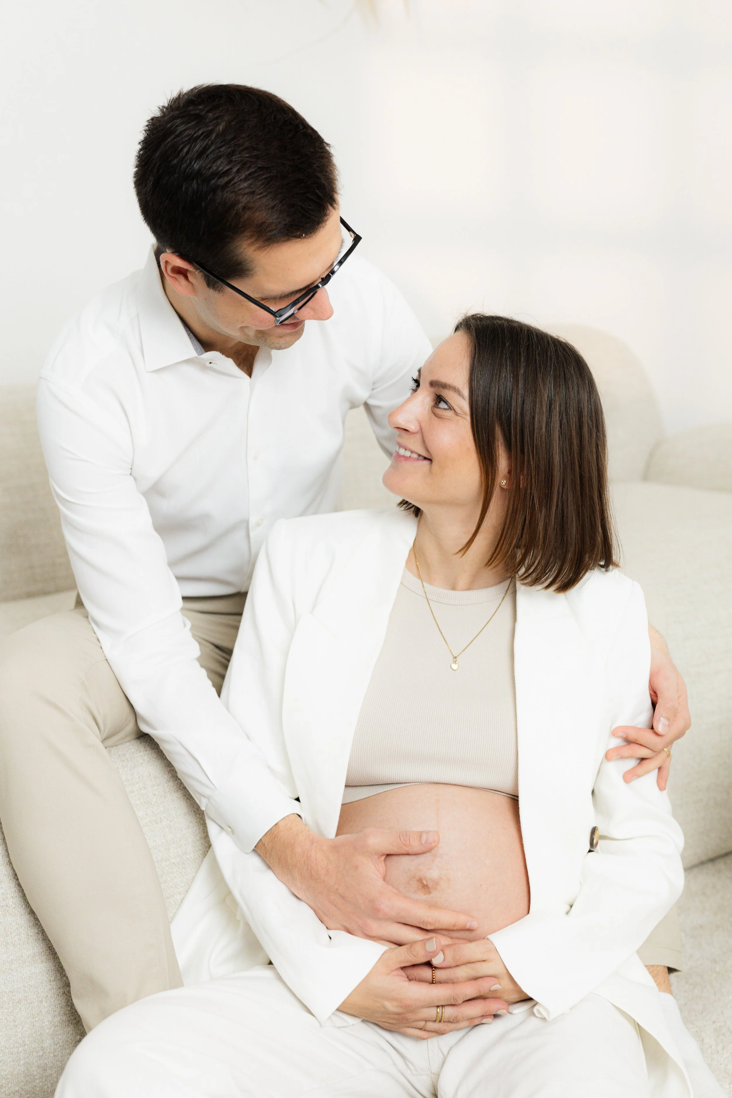 werdende Eltern in Vorfreude auf ihr Baby beim Babybauch-Shooting