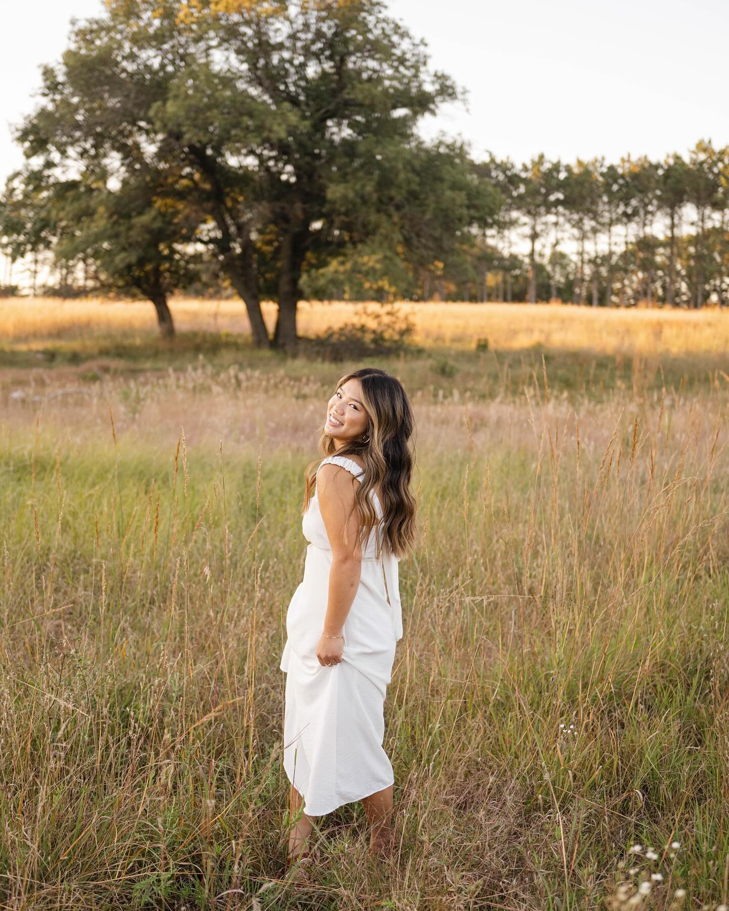It&rsquo;s been awhile since I have posted! New updates soon!

But, in the meantime enjoy these photos of the lovely @shauna_joy_ 😊

It was such a fun evening of skipping in the tall grasses during the sunset! What a dream. I will always love photog