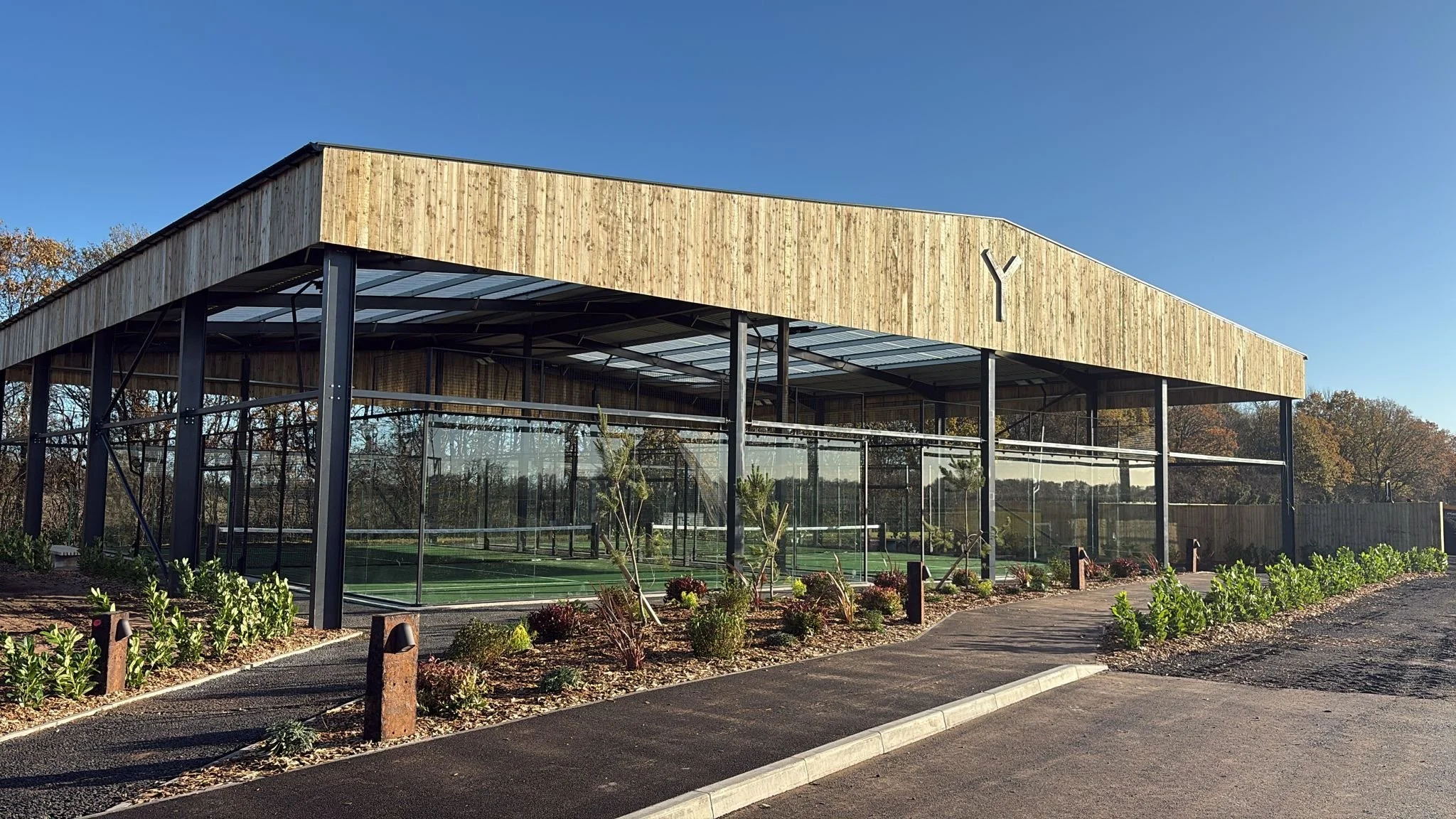 Lake Y Padel Courts under a stylish canopy.
