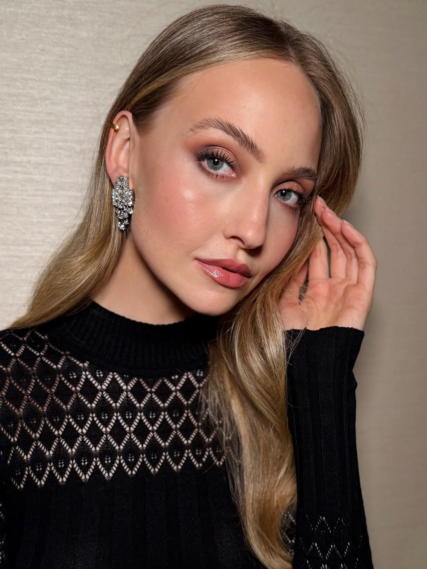 Night or Day? 🌚🌝

#backstage z focen&iacute; pro @orsay s kr&aacute;snou @barbora_uhrova ✨

#vizazistkapraha #licenipraha #vecerniliceni #vecernimakeup #partymakeup #maturitniples #plesoveliceni #glowymakeup #glassskin