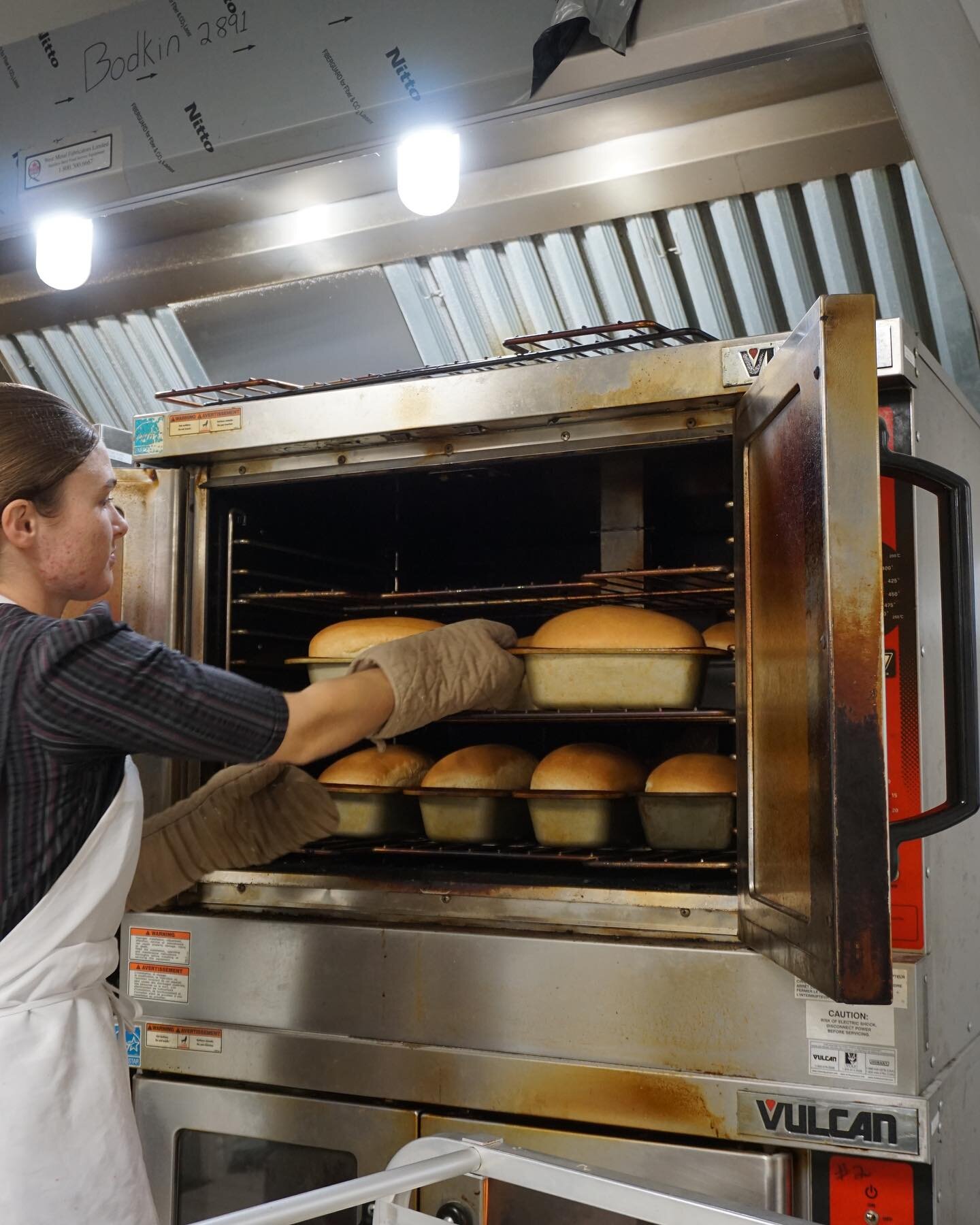 There&rsquo;s nothing quite like the smell of fresh bread coming out of the oven 🍞

See you in the morning! ☕️ 

#shopck #shoplocal #chathamkent #southwestenontario #kentbridgecountrymarket #kentbridge