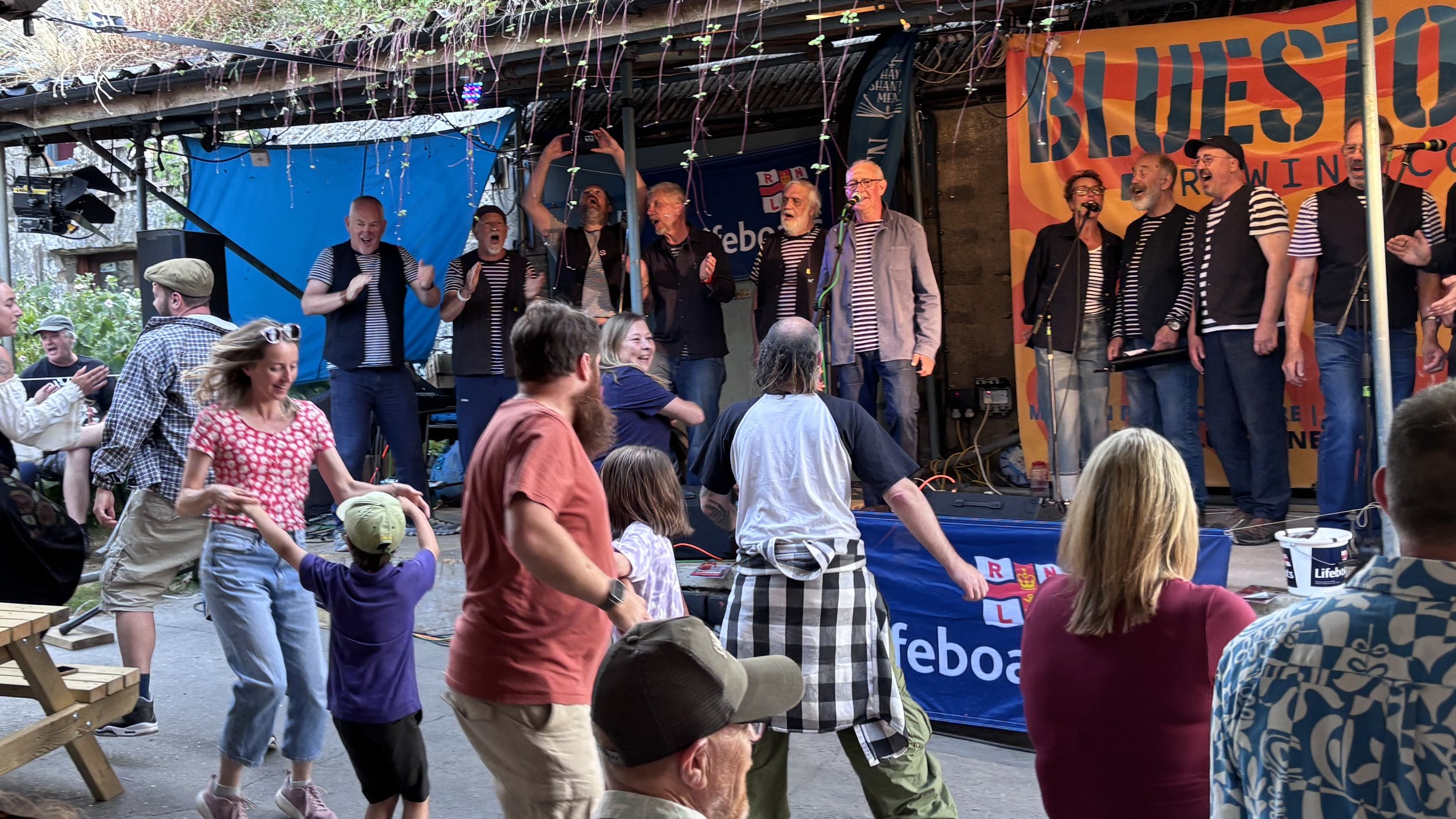 Bank Holiday Sunday afternoon.
Shantymen (and some other music, but let's prioritise!)
Two of Hereford's best-loved purveyors of beer and food...

You know you need to be there!

Sunday 30th August, we're going to be doing two gigs in one afternoon:
