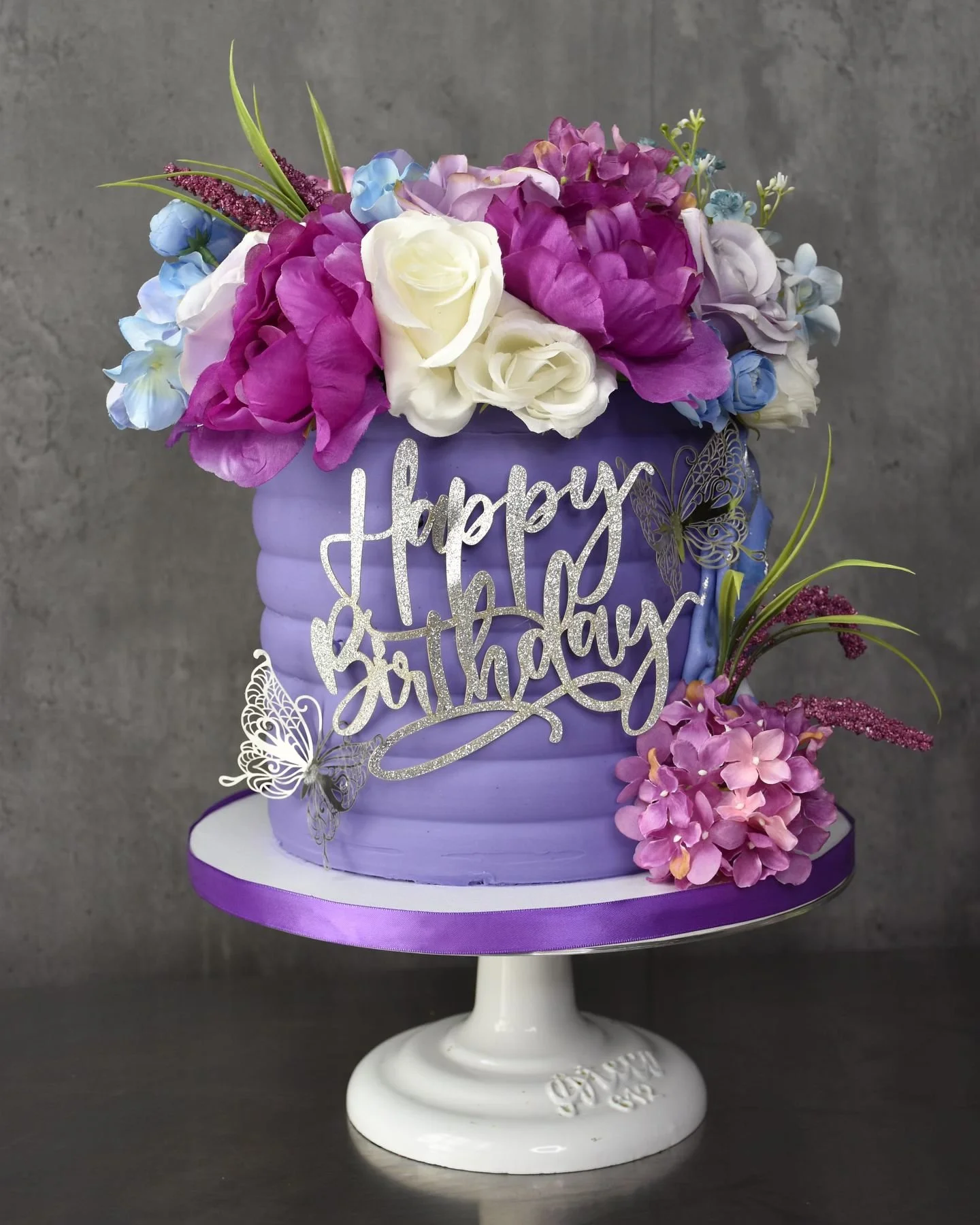Pretty Purple Birthday Cake 
.
Cake made by @cojo_cakes 
#floralcake #birthdaycake #njcakes #njcakedesigner
