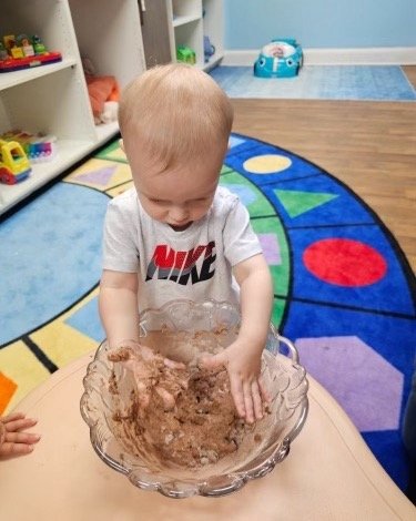 Playing in the mud#sensoryplay#mixing#mdo#haupt