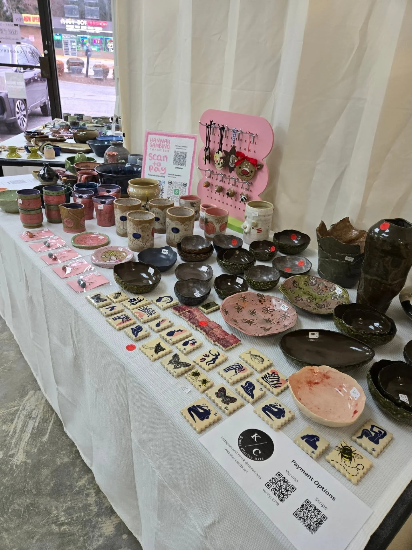 We are SO excited for tomorrow's Open House and Art Market! ✨️❄️🙌 Come see the studio, meet the artists, and buy some art 🎁

🎄 11am-4pm TOMORROW (December 5th) at 2015 Asheville Hwy, Hendersonville, NC

#glassmanclaystudio #ceramics #ceramicstudio