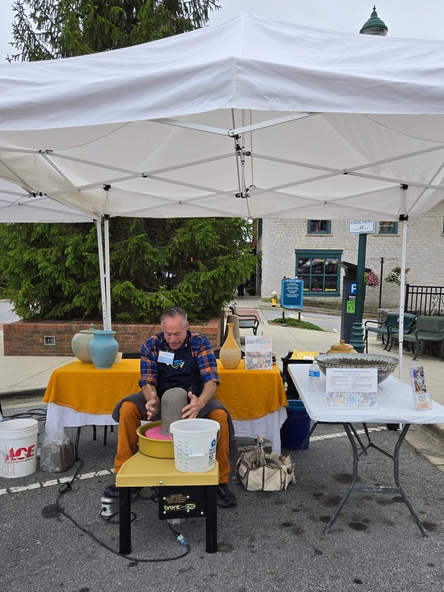 Philip is downtown with us for the Art on Main event 🏺Right in front of the courthouse!

From 10am-5pm today, Philip Hacker is demoing some large works &amp; tomorrow Hannah Gambino (@gobrizia) is throwing sets!

Come see all the amazing artists out