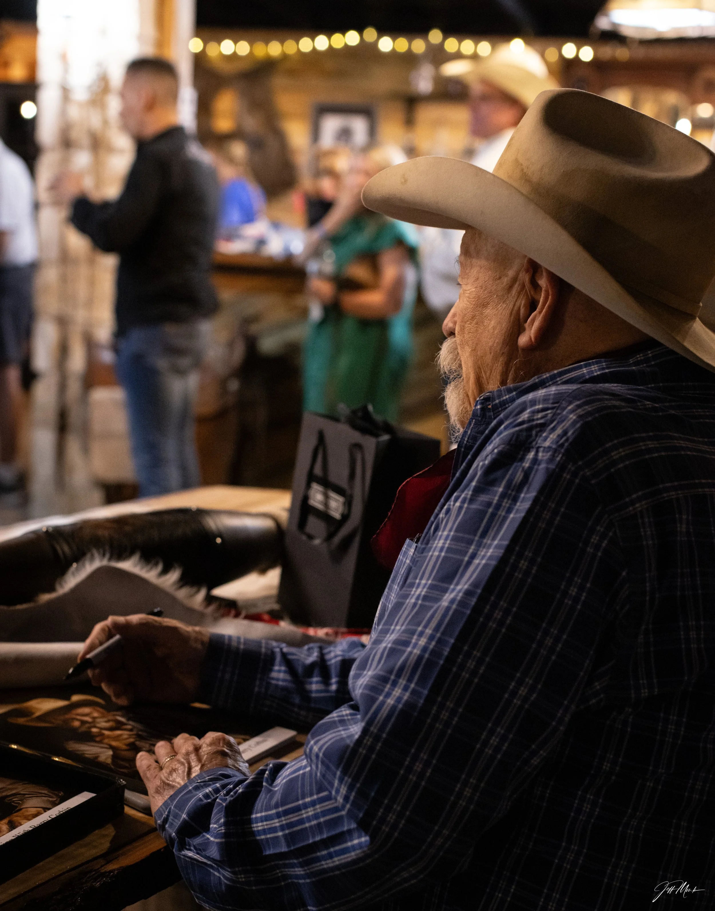 Loving His Fans - Barry signed an autograph for every guest in attendance while greeting them as old friends!  