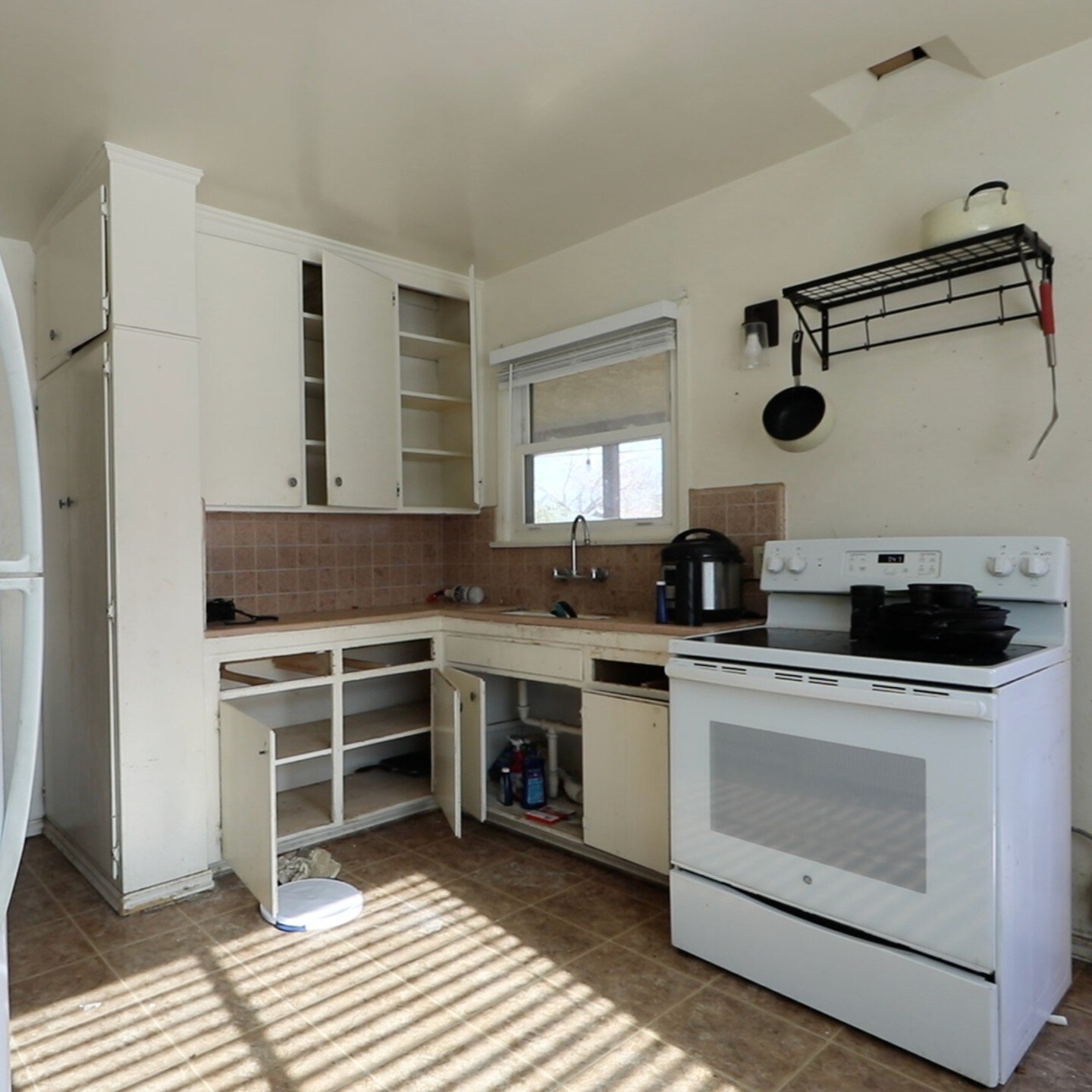 Checkout our latest transformation in Barstow, CA. This once kitchen nightmare is now a chef's dream. 

Keep a look out for this stunning home...hitting the market soon! 

#fixandfliprealestate #fixandflip #barstow #barstowrealestate