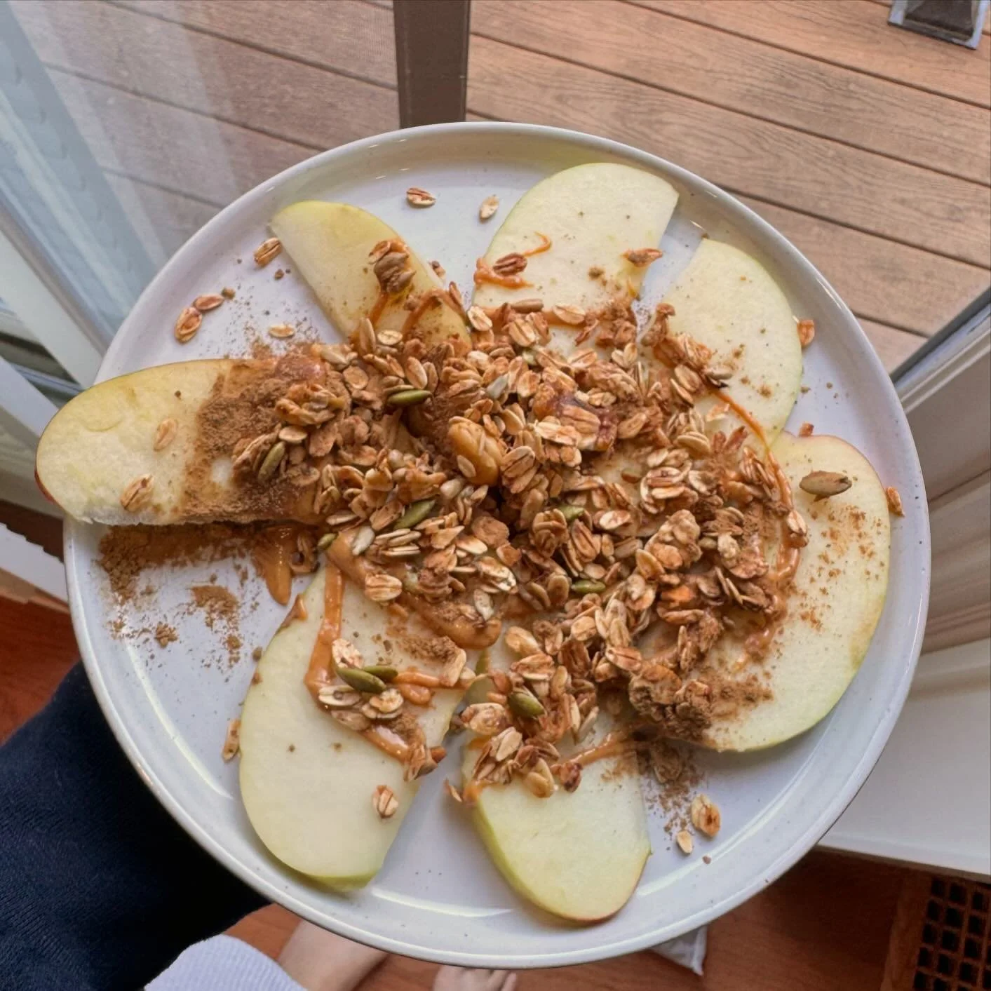 Fall is my favorite season for *so* many reasons—the crisp air, cool weather, changing leaves, and that grounding cozy energy πβ¨. These apple chips are the perfect way to bring those fall vibes into your home! Topped with peanut butter and hom