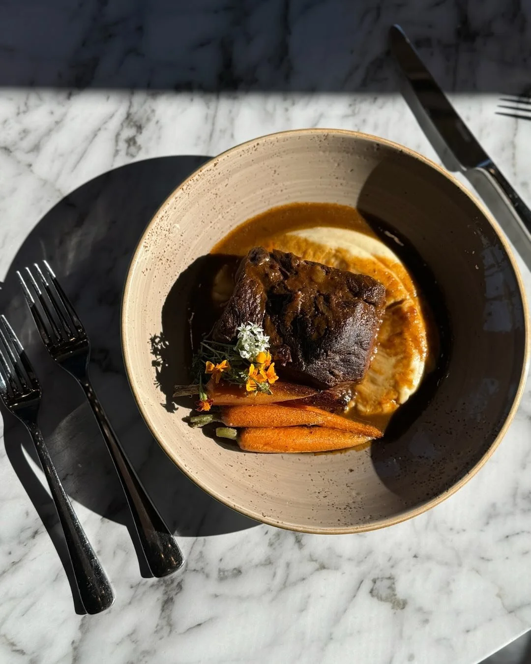 Stop by to enjoy our braised short rib with silky parsnip purée, brown butter carrots, and a rich red wine jus. Pure comfort in every bite. 
#ChicagoEats #FreshFoods #GourmetExperience #FarmToTable #FoodieLife #ChicagoRestaurant #SeasonalMenu