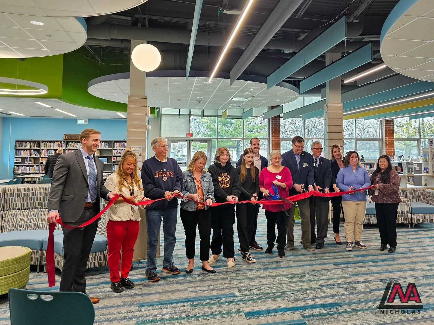 Say hello to the new Learning Resource Center (LRC) at @ccsd21holmes! 📚 Now the largest LRC in @wheeling_ccsd21, this stunning space features faux wood paneling and a striking new stairwell. It was wonderful to celebrate with the school’s comm