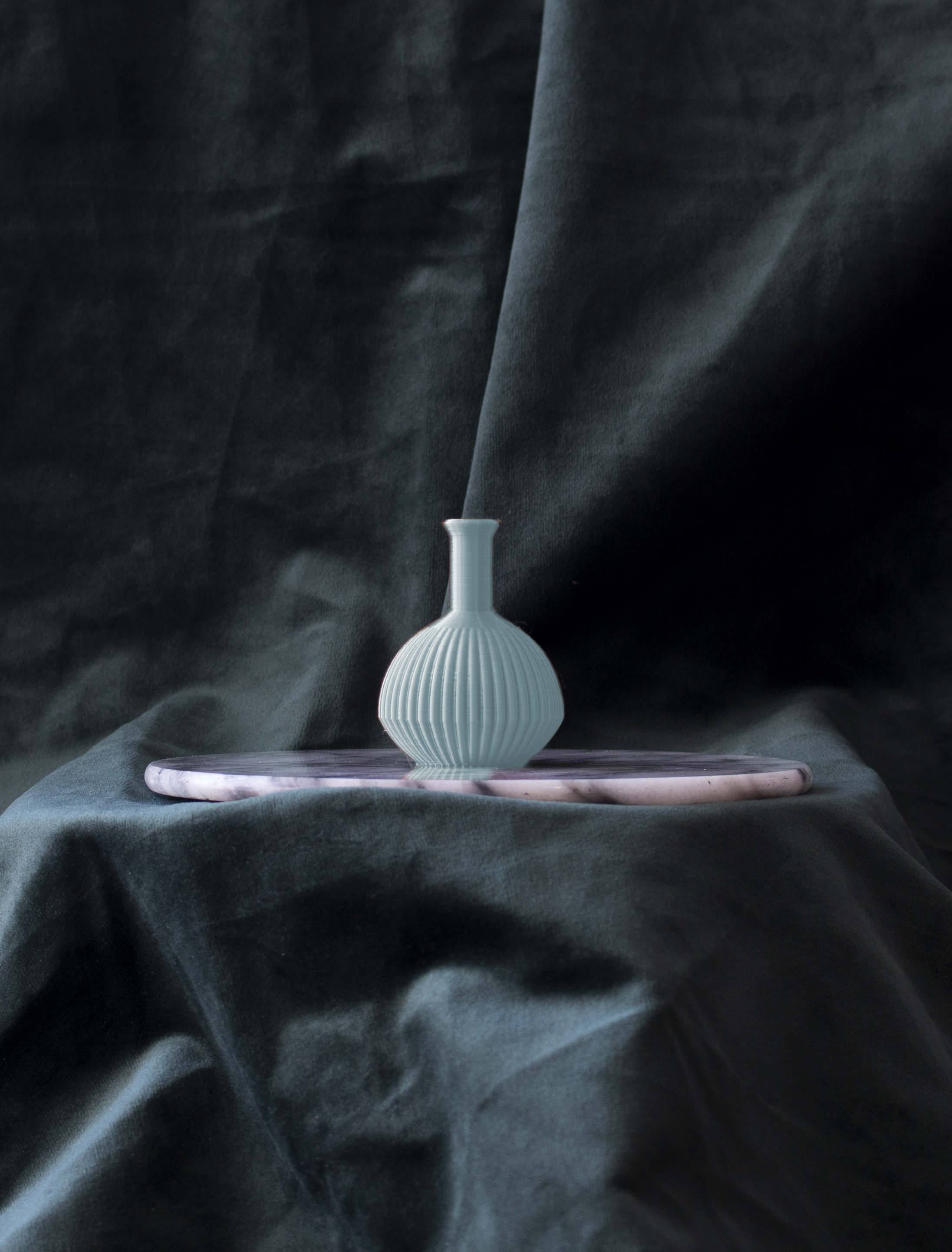 small vase 3 bleu silk.png