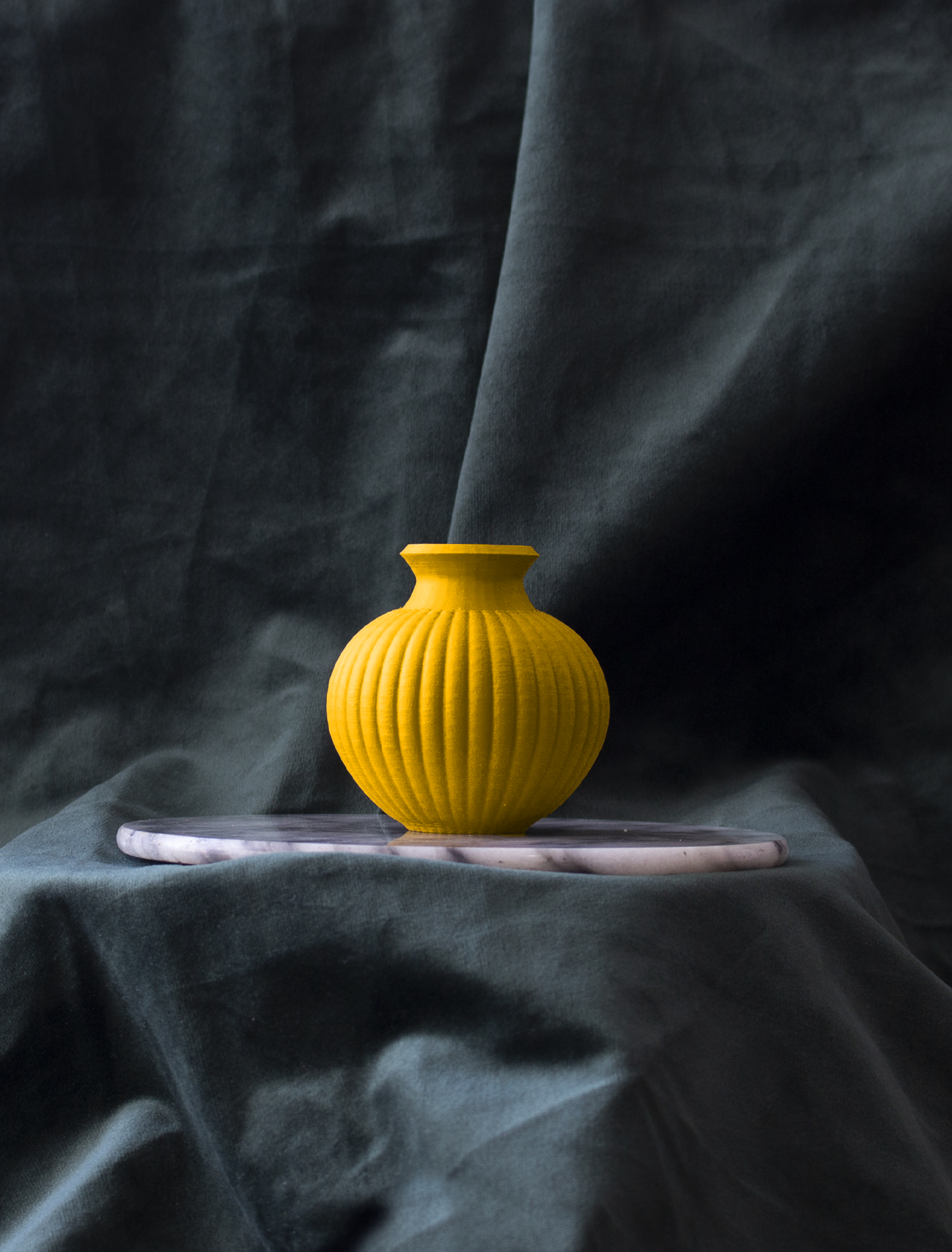 small vase 1 jaune.png