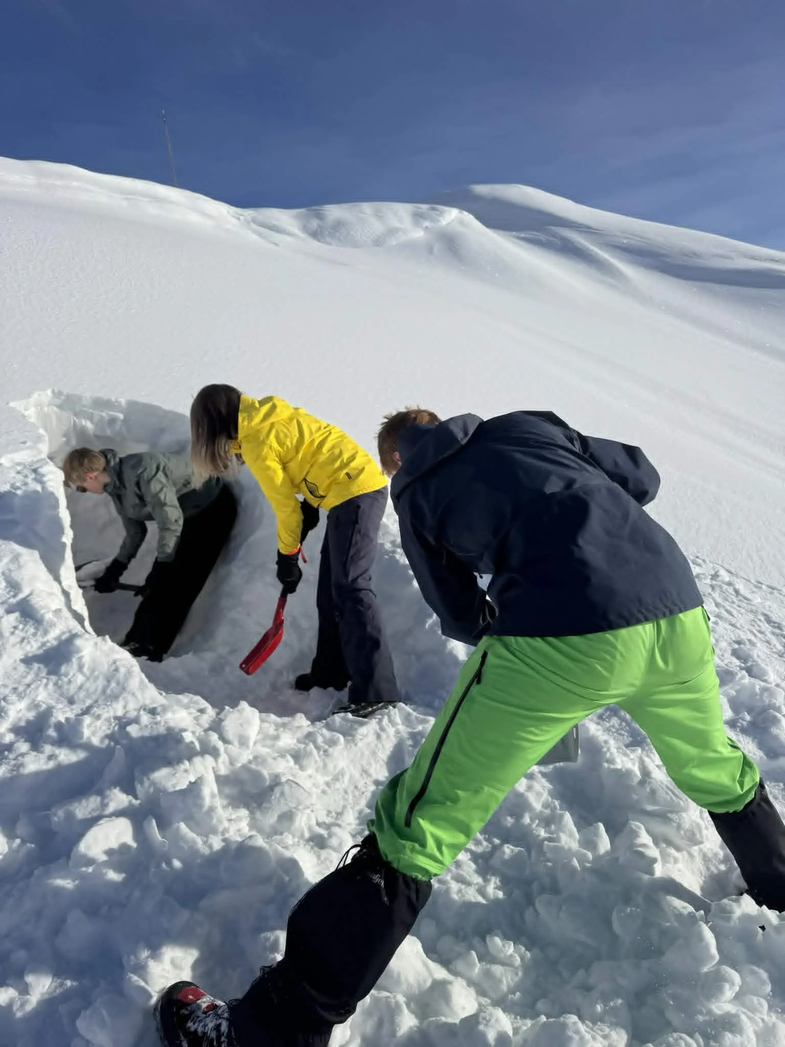 Snow cave trip to Hallingskeid