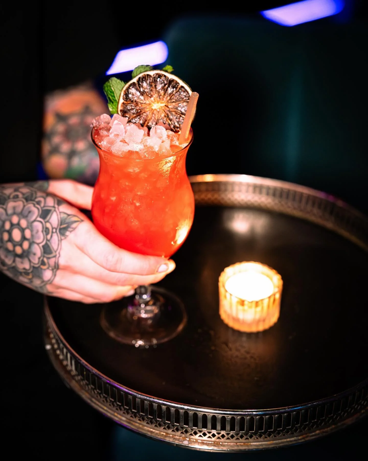 Weekend warriors, assembleeee 😈🍹💥
We&rsquo;re turning the energy ALL the way up &mdash; cocktails on deck, NA bangers like Birds of Paradise ready to roll 🌴✨
Catch us at 5 under the pink neon lights 💃🔥