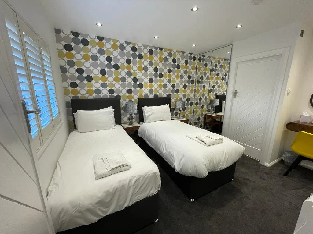 Twin bedroom with en suite