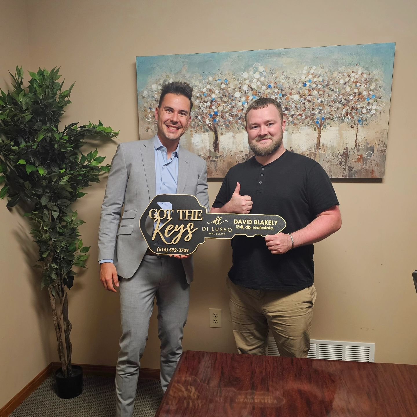 Congrats to Curtis, a first-time homebuyer, who just closed on his dream home! 🏡🎉 With smart moves like using FHA and OFHA programs, he brought $0 out of pocket to the closing table. 💸🙌 His growing family of 4 kids and 2 doggos will love the huge