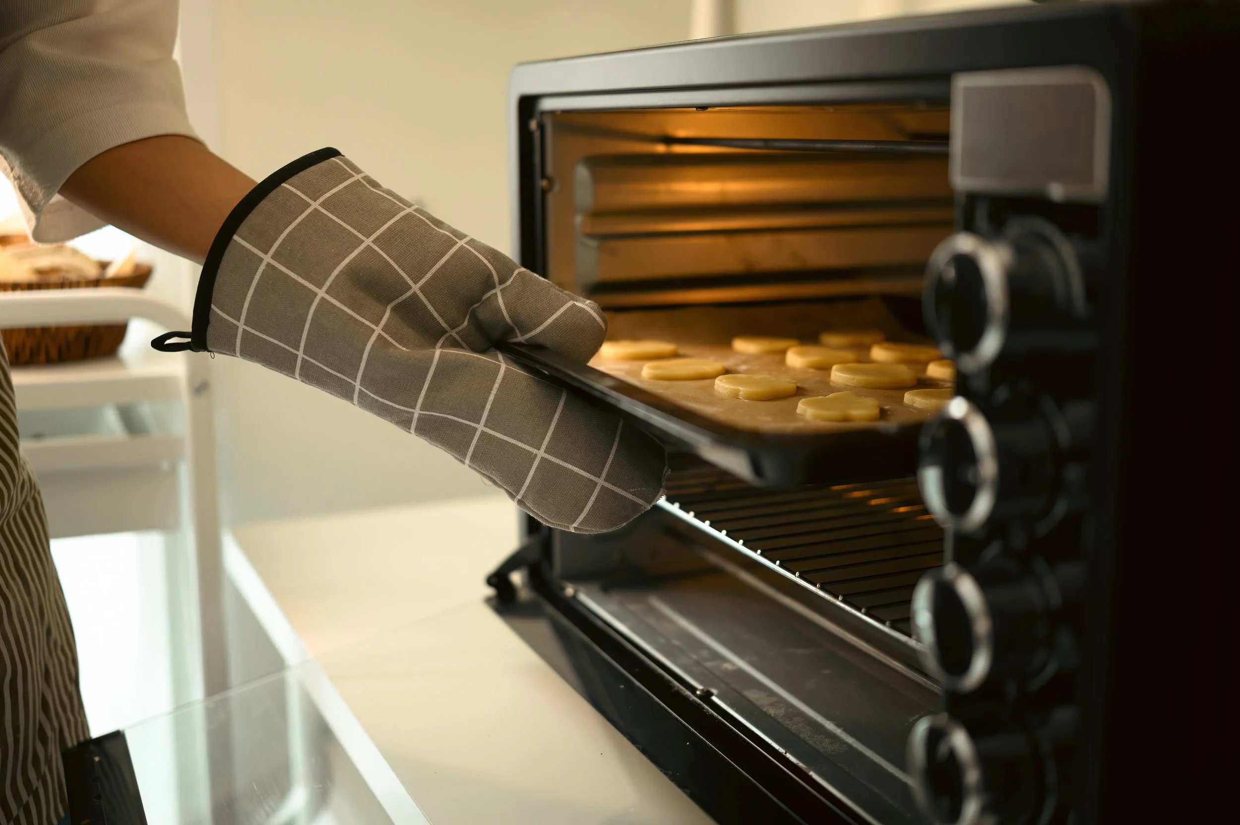 Stay Safe in the Kitchen: The Power of High-Heat Oven Mitts