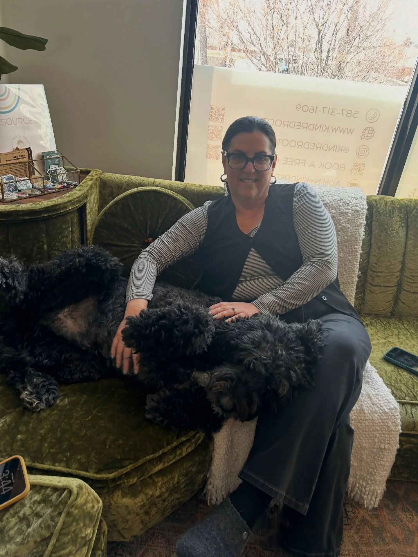 Our therapy dogs don&rsquo;t work for free&hellip;. They get paid in unlimited pets and cuddles, ofcourse! 🐾❤️

PS: if you forget to give Tucker your undivided attention, he will remind you what he is owed (see pic 2 😅)