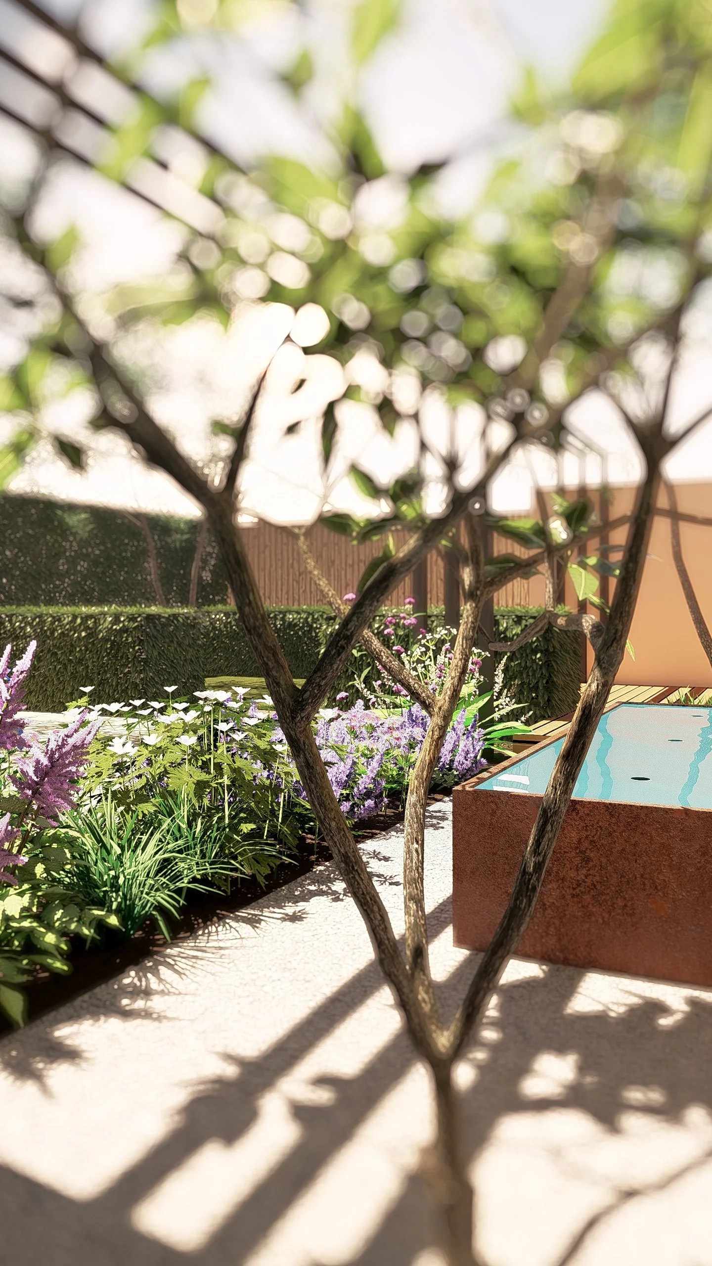 Tuin met bloeiende bloemen, een boom in de voorgrond, en een klein zwembad op de achtergrond onder zonnig weer.