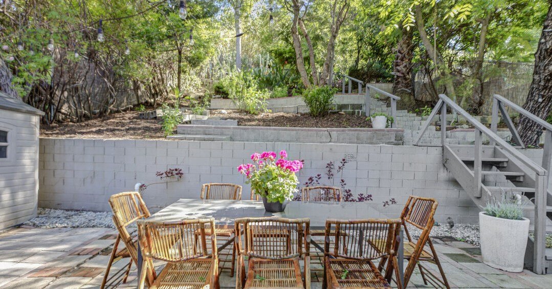 Glassell Park: Hillside garden paradise. 🪴

🍄&zwj;🟫 2 bed / 2 bath
🍄&zwj;🟫 5 minute walk to Glassell Land, Verdugo Bar, Lemon Poppy, etc.
🍄&zwj;🟫 Al fresco dining
🍄&zwj;🟫 Tiered garden
🍄&zwj;🟫 Listed at $879k

Looking to buy or sell? DM me