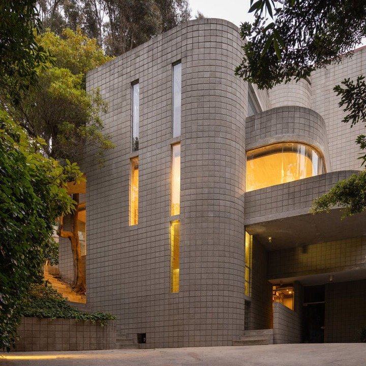 SANTA MONICA. Architect Ray Kappe's 80s masterpiece.

🌳3 beds / 4 baths
🌳 3574 sqft
🌳 Concrete, steel and glass construction
🌳 80's paradise
🌳 Listed at $4.995M

Curious about the home buying or selling process? I'll buy you a coffee ☕️ 🥐. 

💎