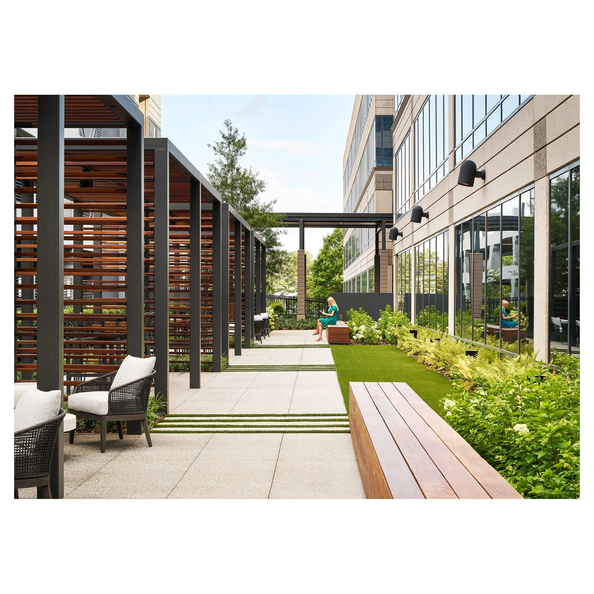 🌟Fresh Project Fridays |  Barfield - Sandy Springs, GA 🌿

Barfield brings new life to a multi-tenant outdoor space designed for connection, flexibility, and everyday use. From caf&eacute; seating and pergola-covered lounges to grilling stations and