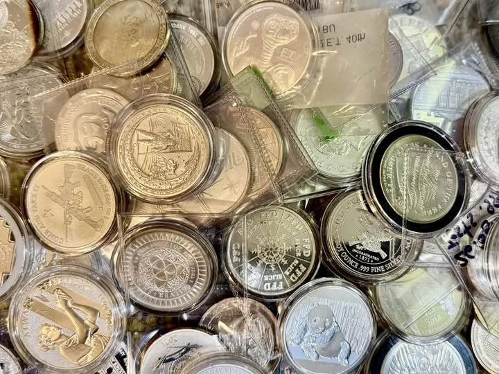 Now’s the time to invest in silver. 📈✨
With the market on the rise, silver and gold remain strong, reliable assets for long-term financial security. And this holiday season, silver makes a meaningful Christmas gift—one that helps your recipient star