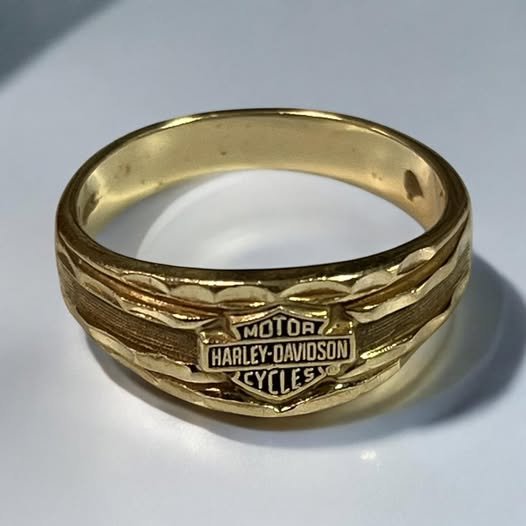 Crafted from 10K gold and featuring the iconic Harley Davidson details on the ring.
