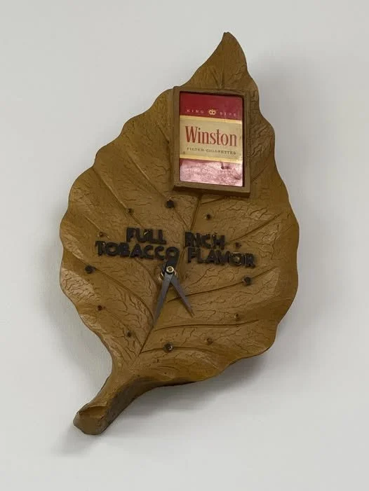 🕰️ Vintage vibes!
This Winston Cigarette Leaf Wooden Clock is ready to take home — a unique piece that blends vintage charm with tobacco history. Perfect for anyone who loves standout conversation pieces.