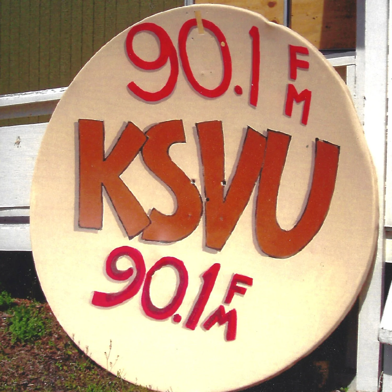 The KSVU 90.1 FM beige-colored dish with red lettering.