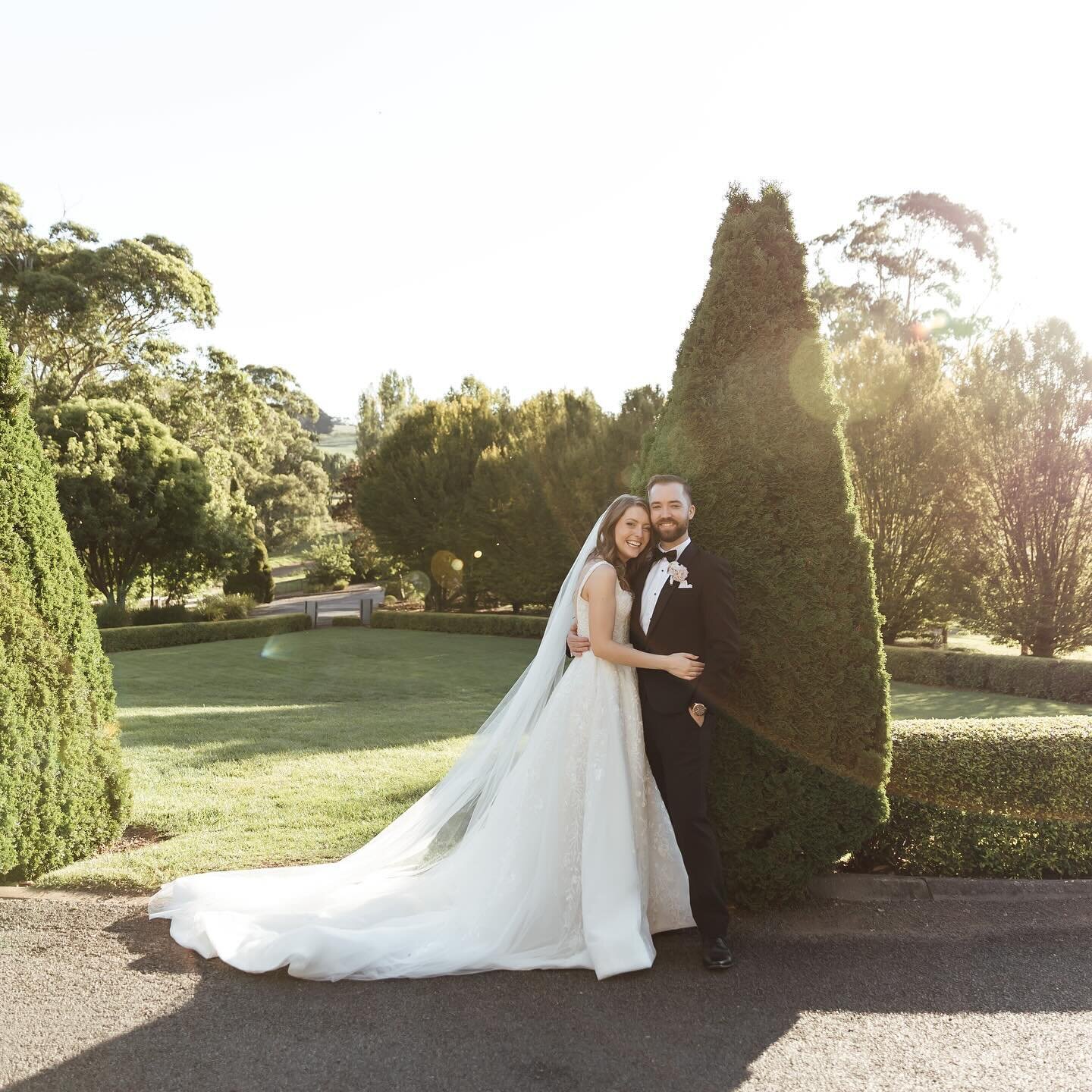 The dreamiest day with Jess and Sam at Centennial Vineyards ✨ I&rsquo;m still smiling thinking back to last week and watching these two say I Do. The day was everything and more - autumn sunshine, a Tuscan inspired landscape, garden florals, and the 