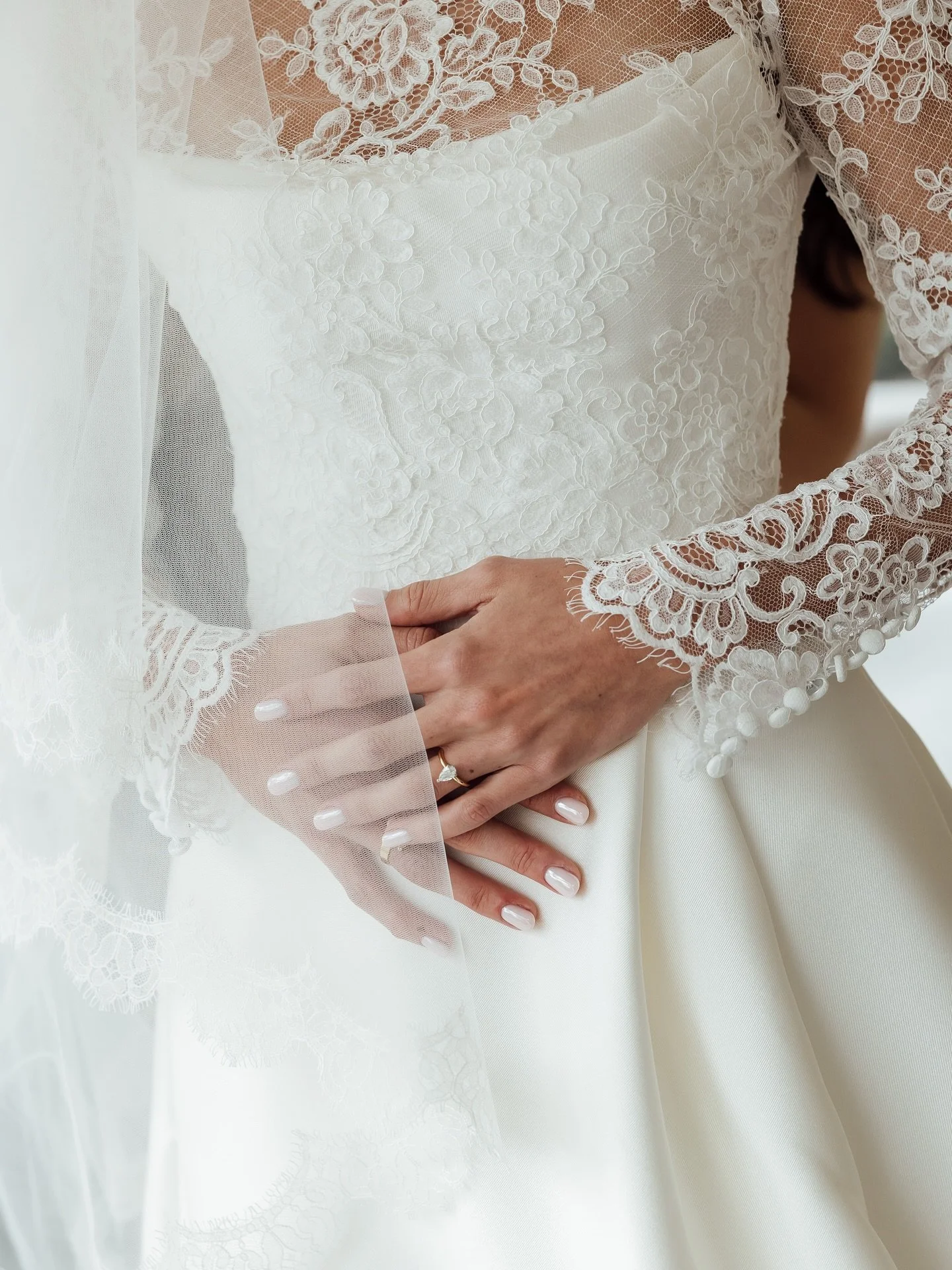 Quiet moments before the ceremony 🤍 Olivia + Biagio
~
Dress @helenrodriguesbridal 
Venue @terrarahouse 
Florals @piaandjade 
HMUA @moniquekazokas 
Celebrant @marrymesarahb 
Video @bloom_films