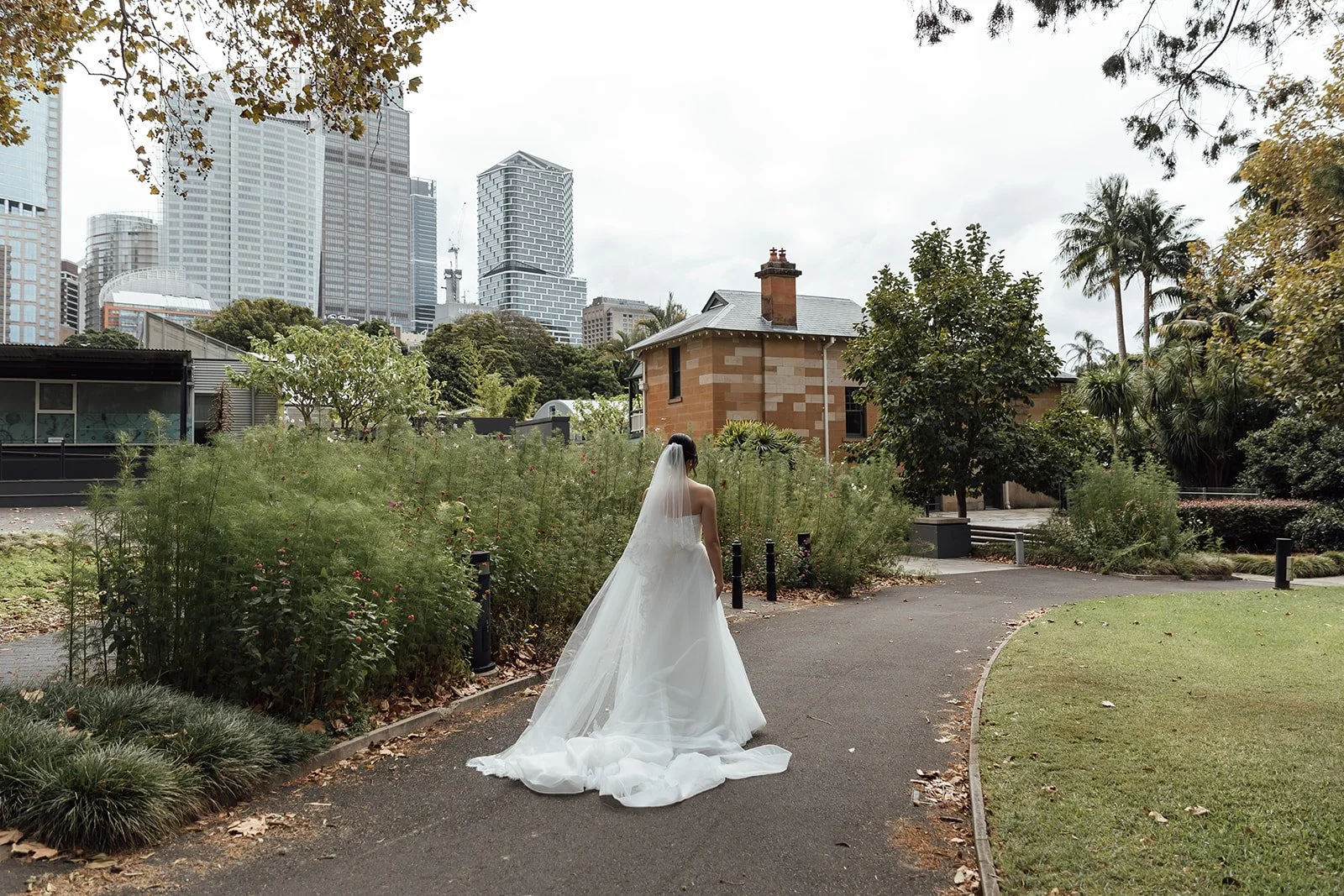 royal-botanic-gardens-wedding-bride-springtime.jpg