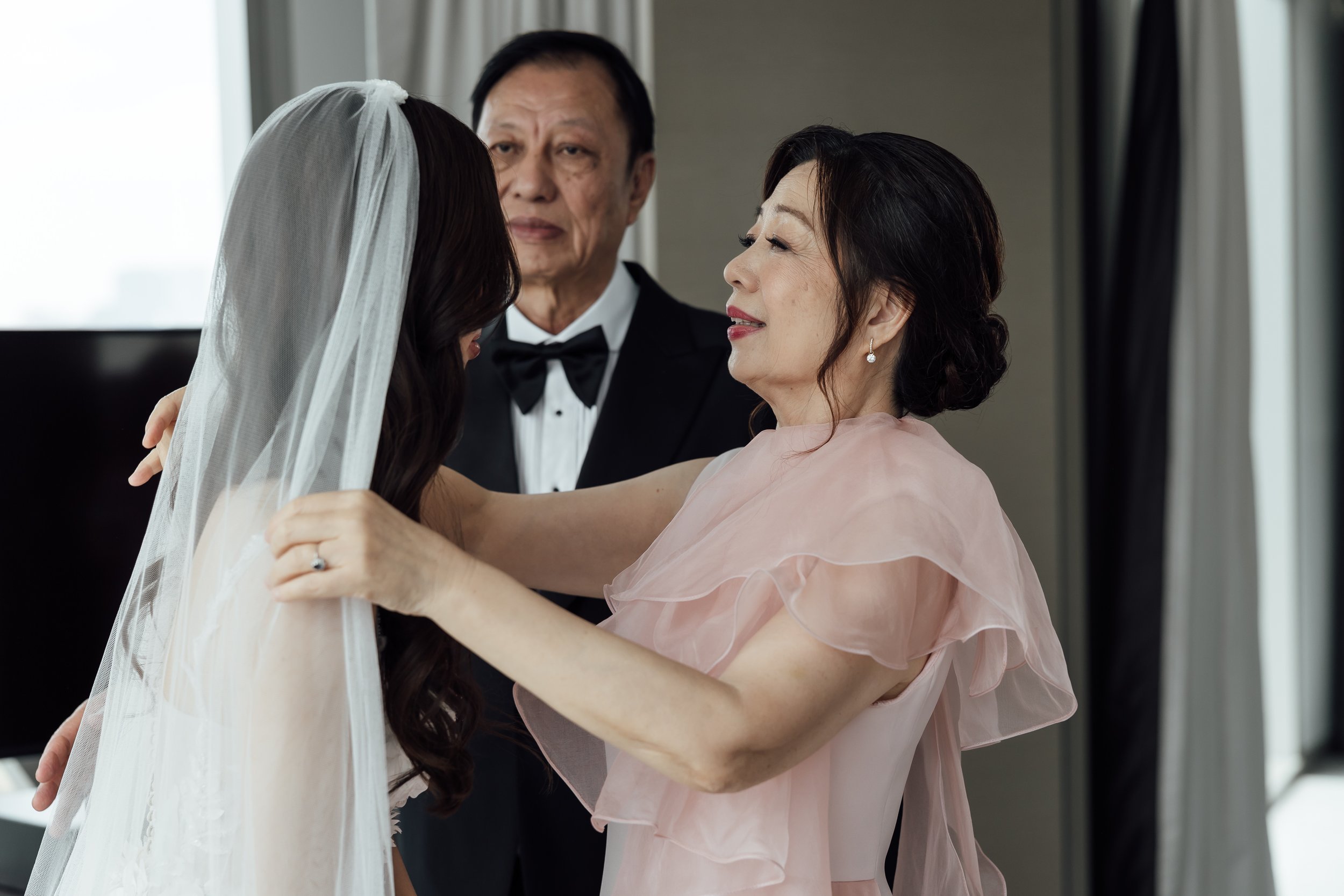 Crown-Towers-Wedding-Bride-Getting-Ready-0020.jpg