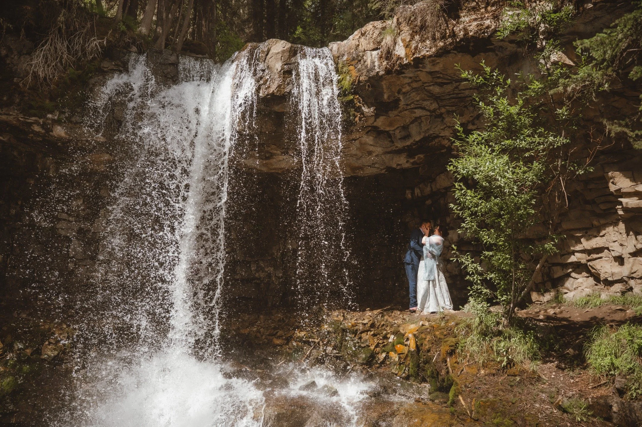 Would you hike somewhere like this for your wedding photos?

@jaybazz 
@_puneet_ 

#ElopementPhotographer #KananaskisLove #calgarycouples