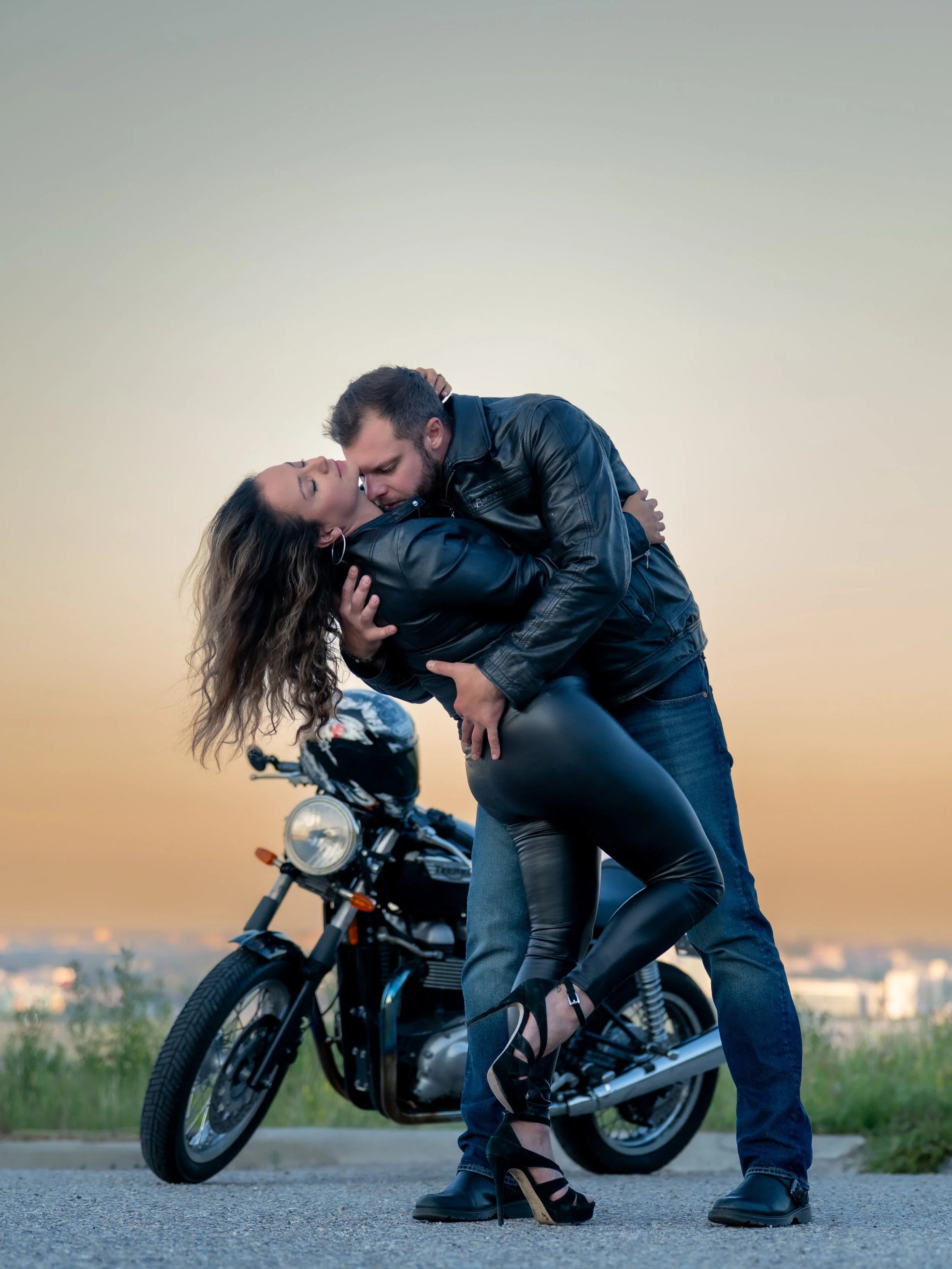 These two are HAWTTT!! 🔥
They definitely brought the heat to their engagement shoot, and we are OBSESSED with these photos. ❤️📸

#engagement #weddingphotographer #DMus