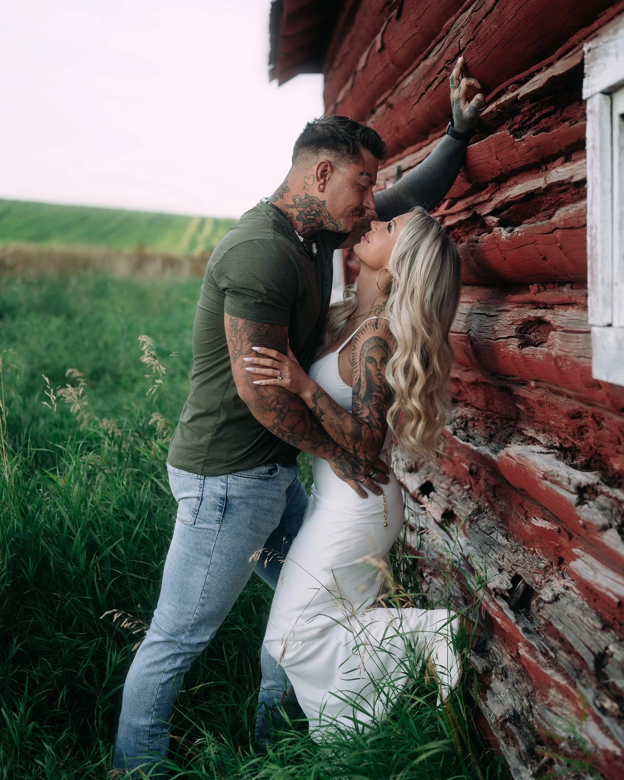 If you're thinking about popping the big question to your partner- hit us up!  We would love to pretend we're not there to photograph it and then photograph it for you 😆📸🕵️&zwj;♂️🕵️&zwj;♀️
.
#calgaryweddings #yycweddings #calgaryweddingphotograph