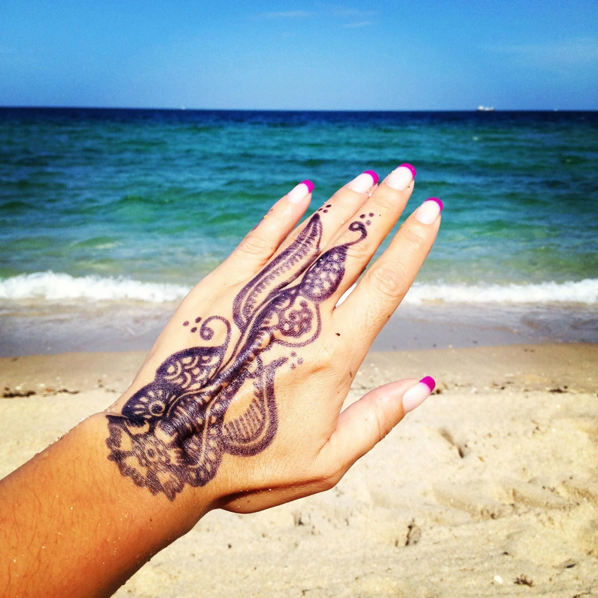 Jagua temporary tattoo on hand at the beach in Fort Lauderale