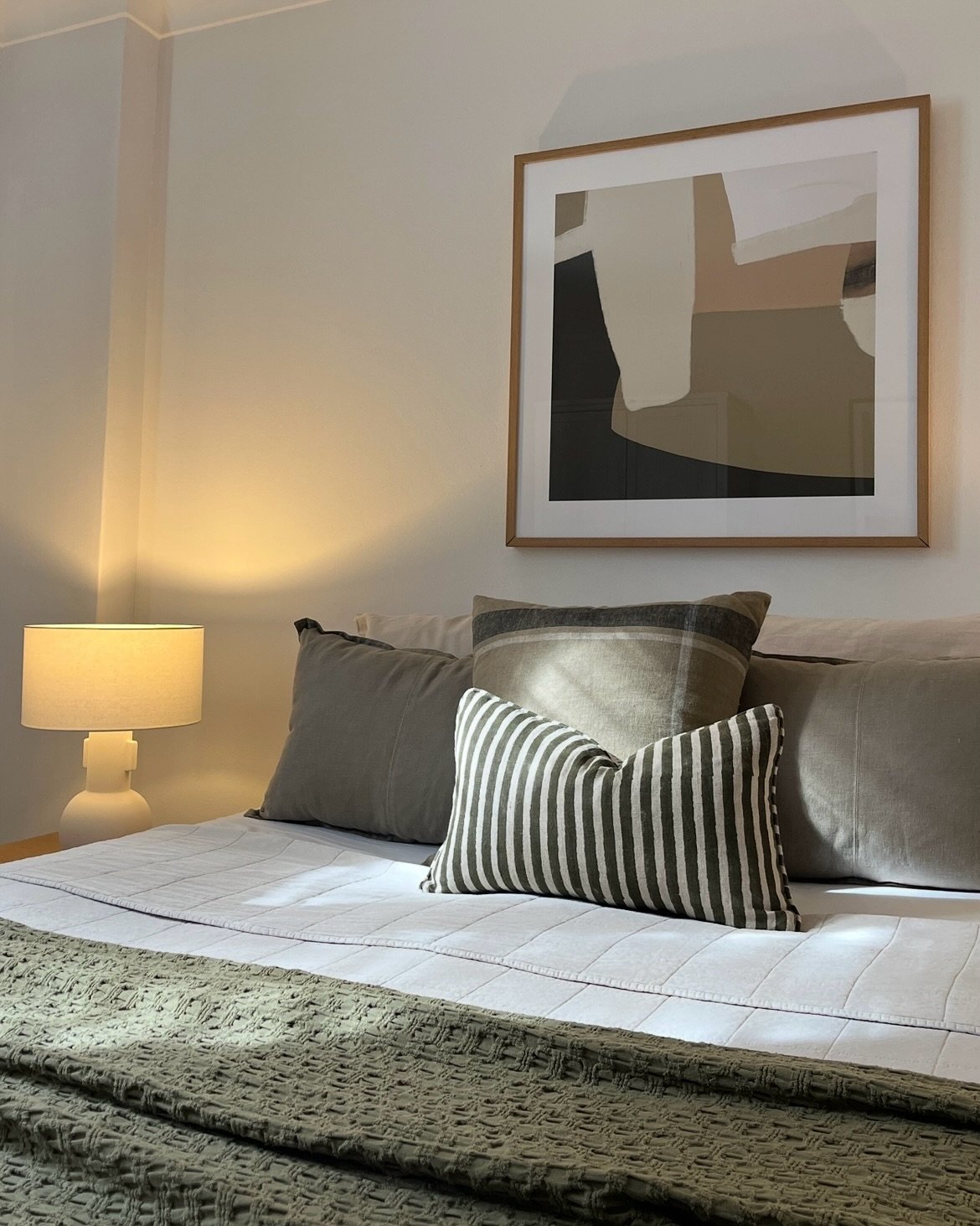 The artwork brought the palette together, everything else followed.

#interiorstyling #neutralhomedecor #cozycorners #propertystyling #sydneystylist #homestaging #stylingforsale #mwpropertystyling