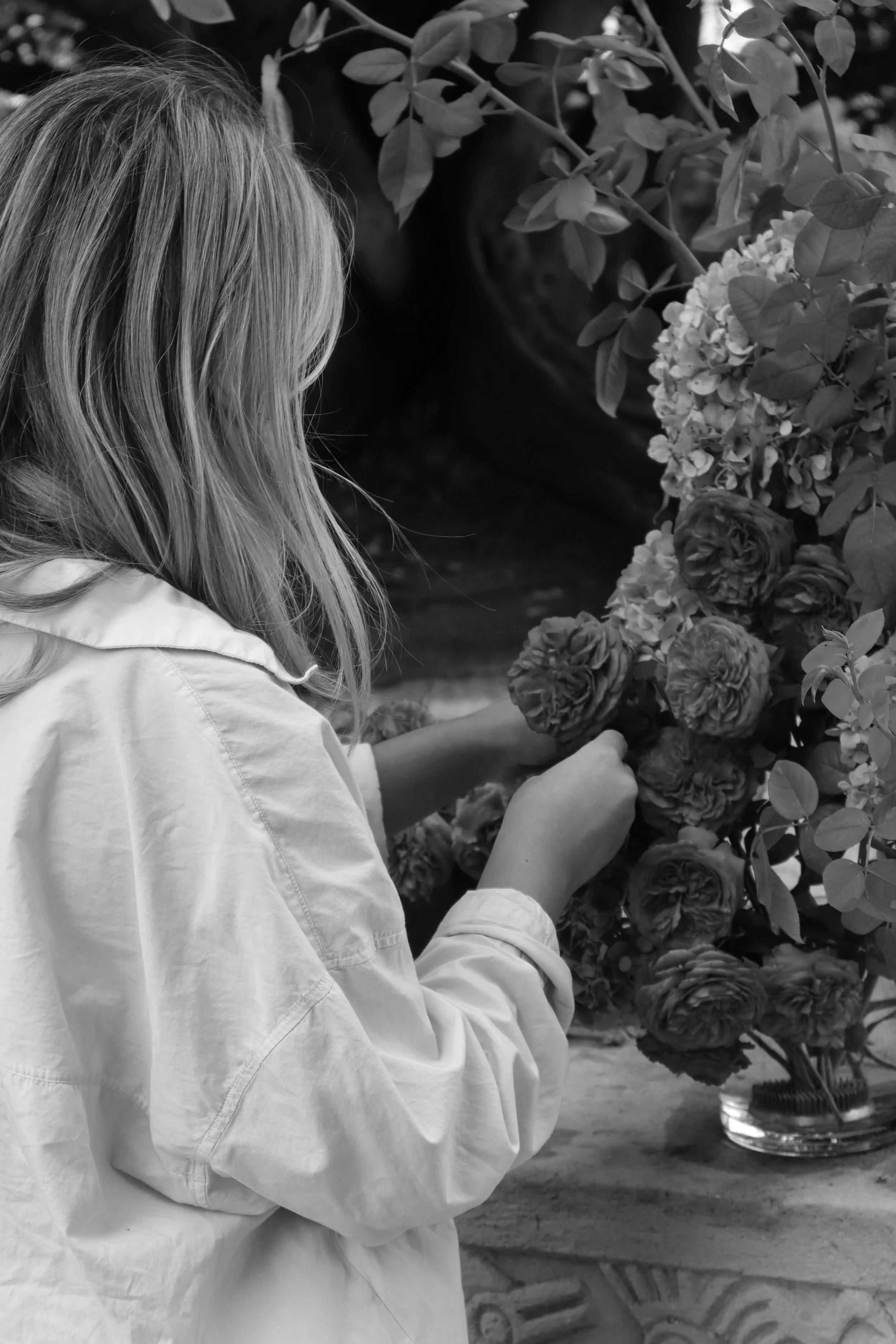 A hunter valley wedding florist arranging bar flowers in a vase at Hunter valley wedding venue Wallalong house